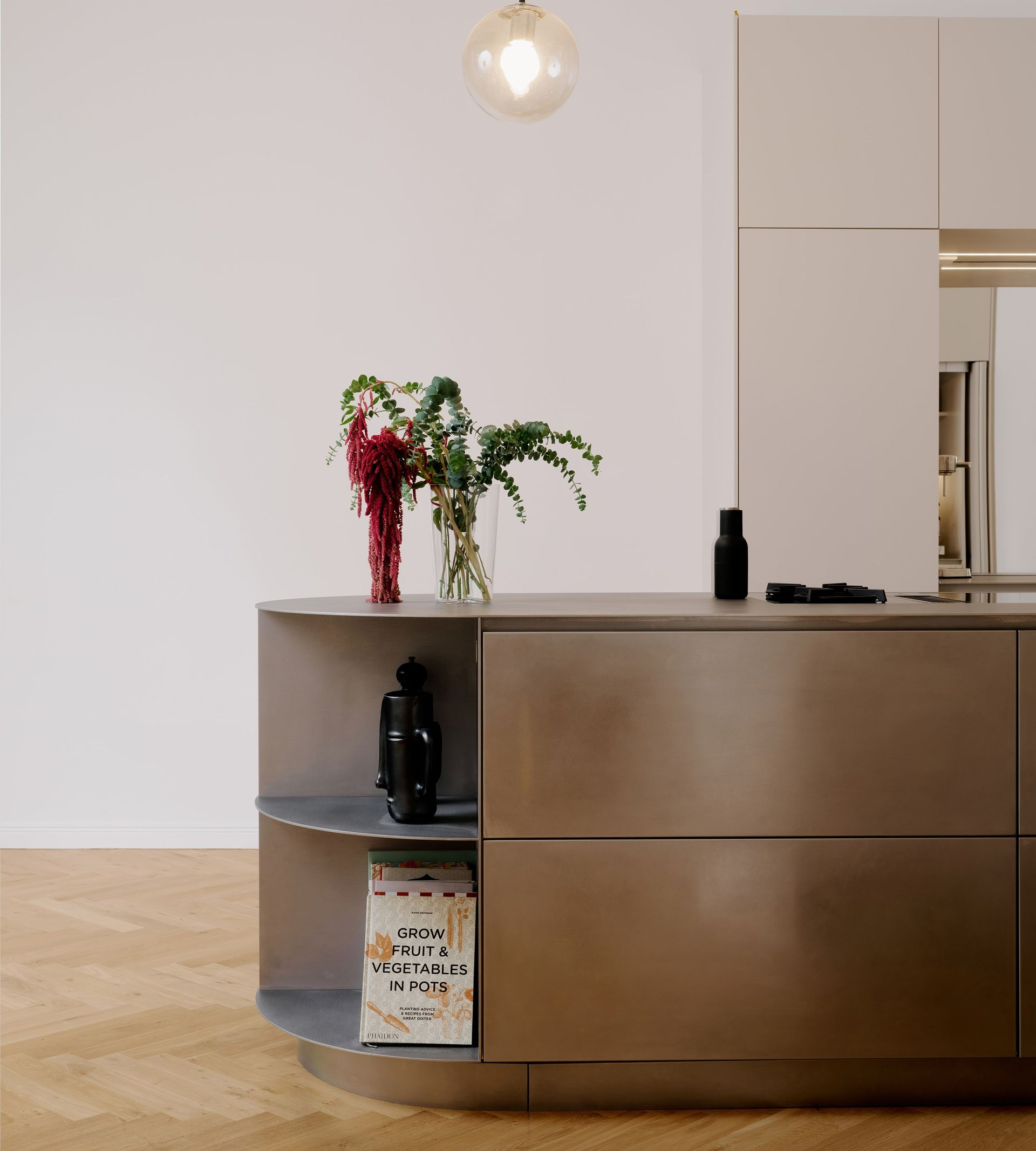 Nahaufnahme offenes, massives Regal und Mittelblock, Oberfläche