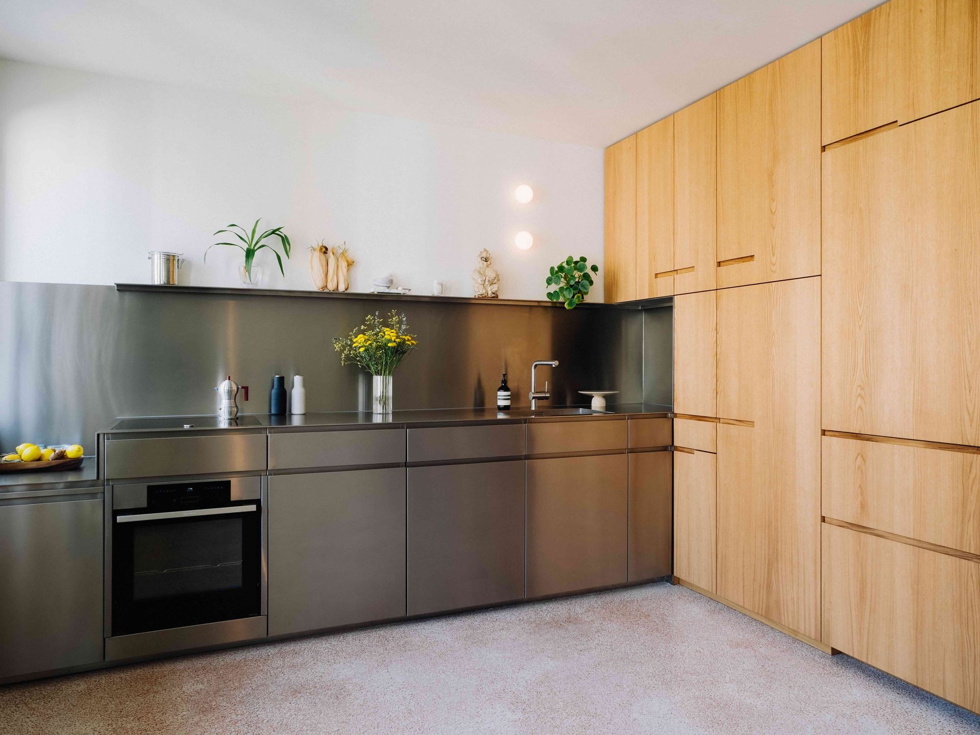 Küche mit maßgefertigter , massiver Edelstahl-Arbeitsplatte und Rückwand – Roy Design Berlin