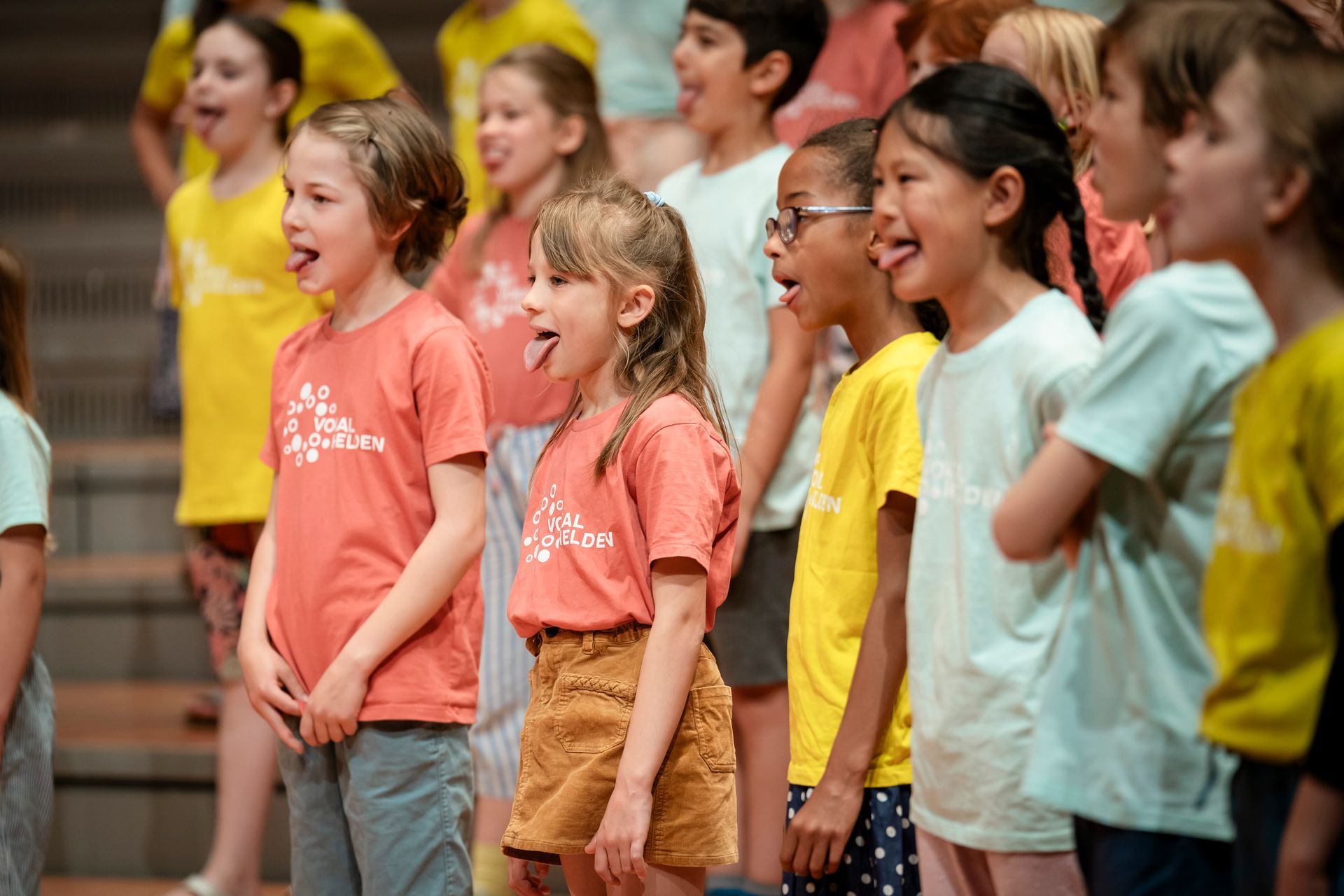 Kinder strecken die Arme und Hände nach oben im Rahmen einer Choreo.