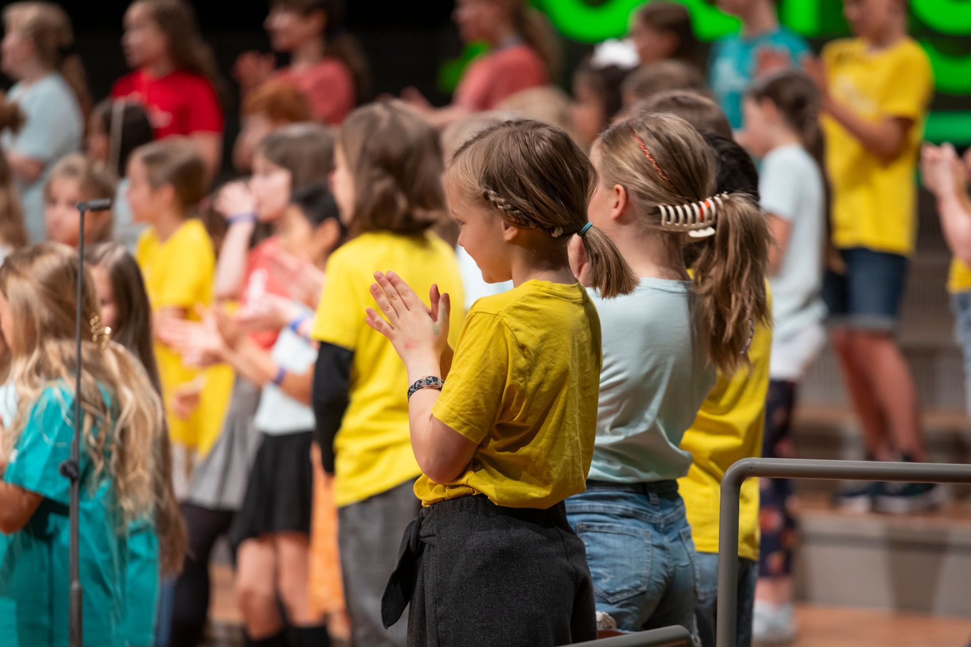 singende Kinder von der Seite