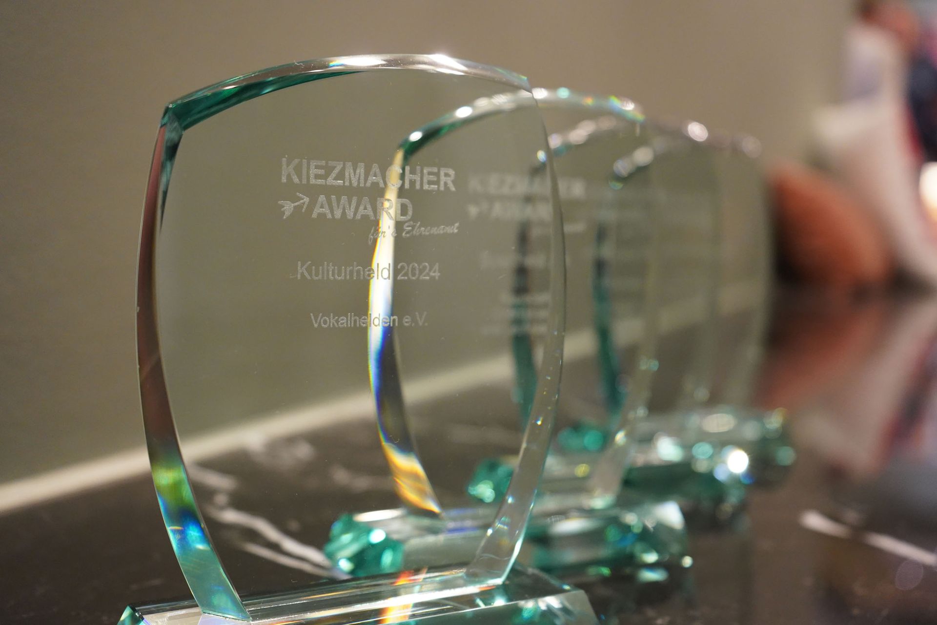 Der Jugendchor sitzend beim Singen mit Simon Halsey vorne stehend als Dirigent.