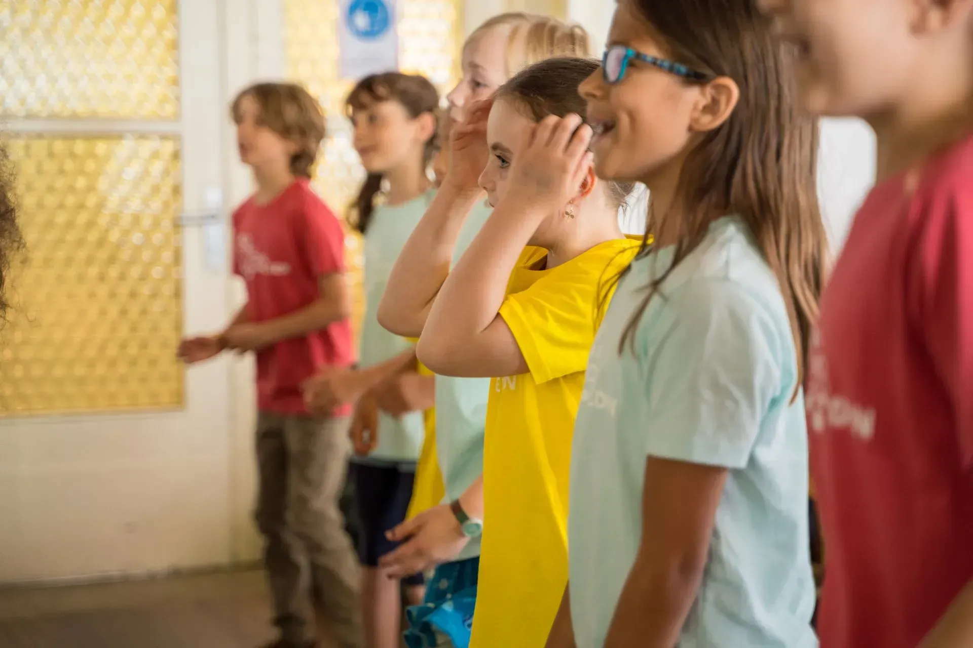 singende Kinder von der Seite