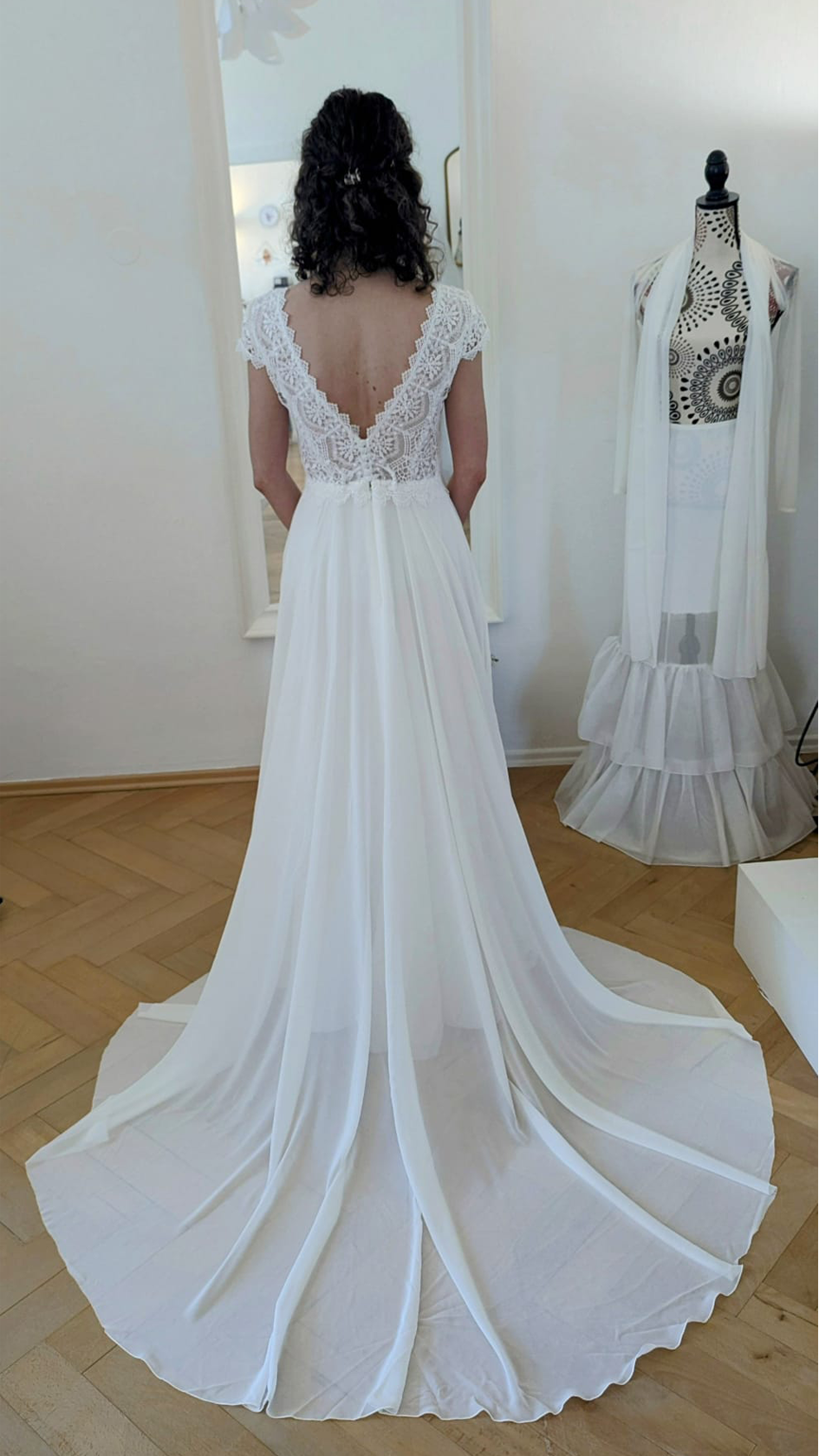 Ob Brautkleid, Abendrobe oder festliches Kleid für den Abiball – jedes Design wird mit Liebe, Präzision und einem feinen Gespür für Stil gefertigt.