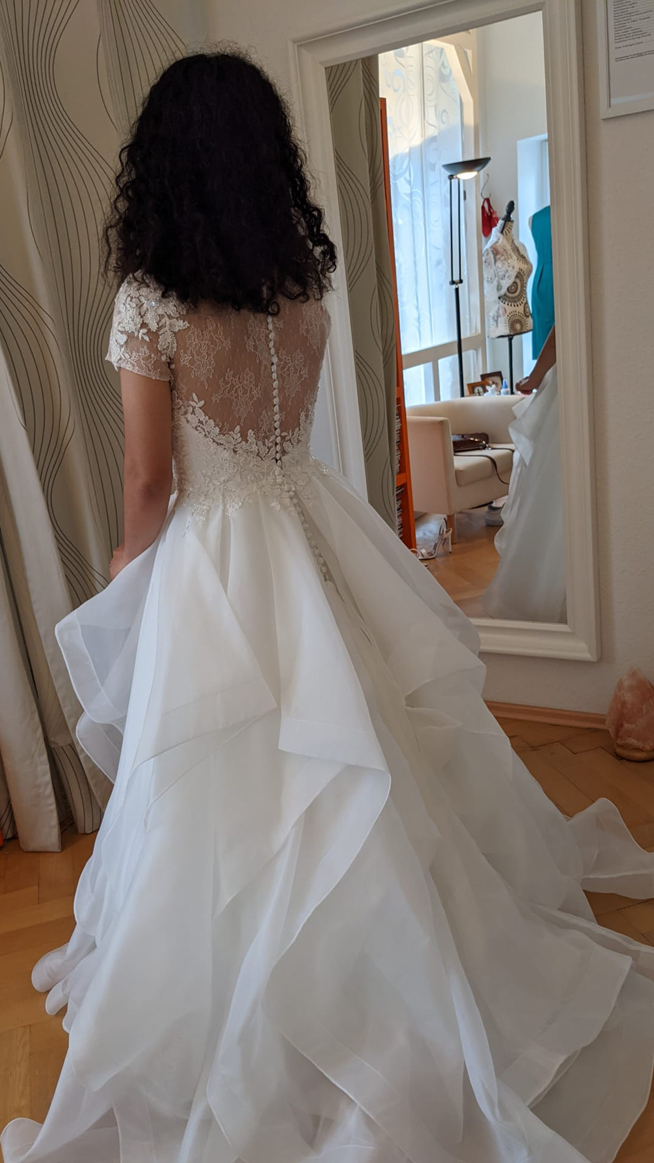 Brautkleider, Hochzeitskleider, Ob Brautkleid, Abendrobe oder festliches Kleid für den Abiball – jedes Design wird mit Liebe, Präzision und einem feinen Gespür für Stil gefertigt.