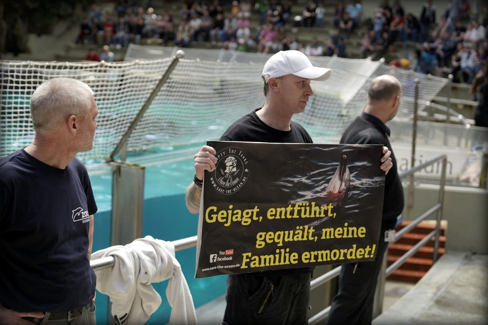Save the Ocean, Jörn Kriebel, Delfinarium, Demo, Banner, Orca, Aktivisten,  Empty The Tanks,  Wale Gefangenschaft,  Blackfish, Zoo, Tierschutz, Duisburg Delfinarium,