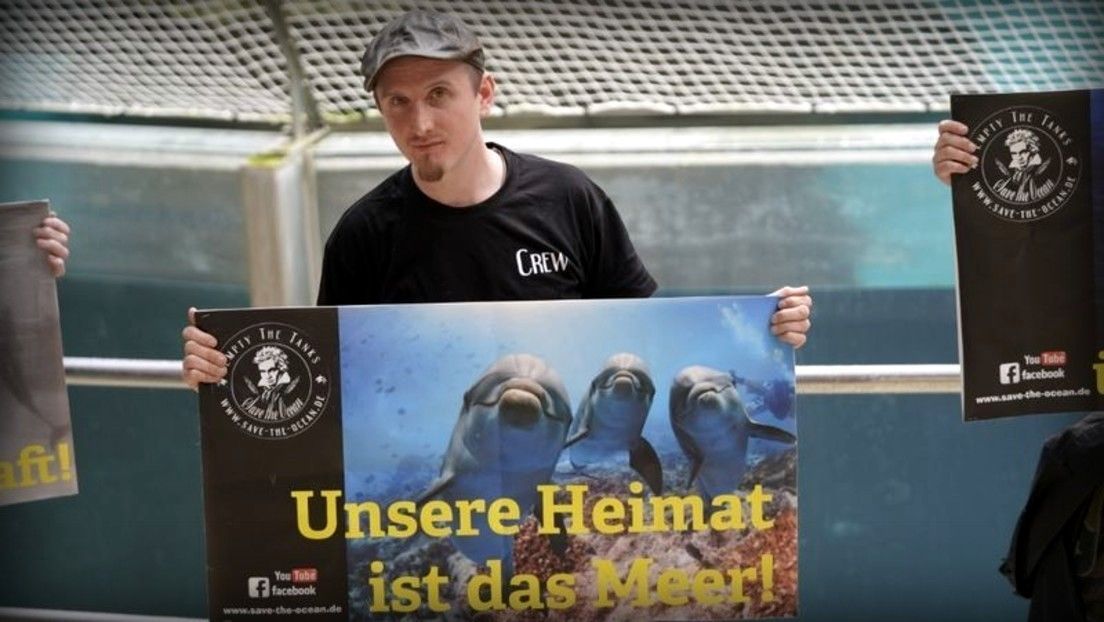 Save the Ocean, Jörn Kriebel, Delfinarium, Demo, Banner, Orca, Aktivisten,  Empty The Tanks,  Wale Gefangenschaft,  Blackfish, Zoo, Tierschutz, Duisburg Delfinarium,