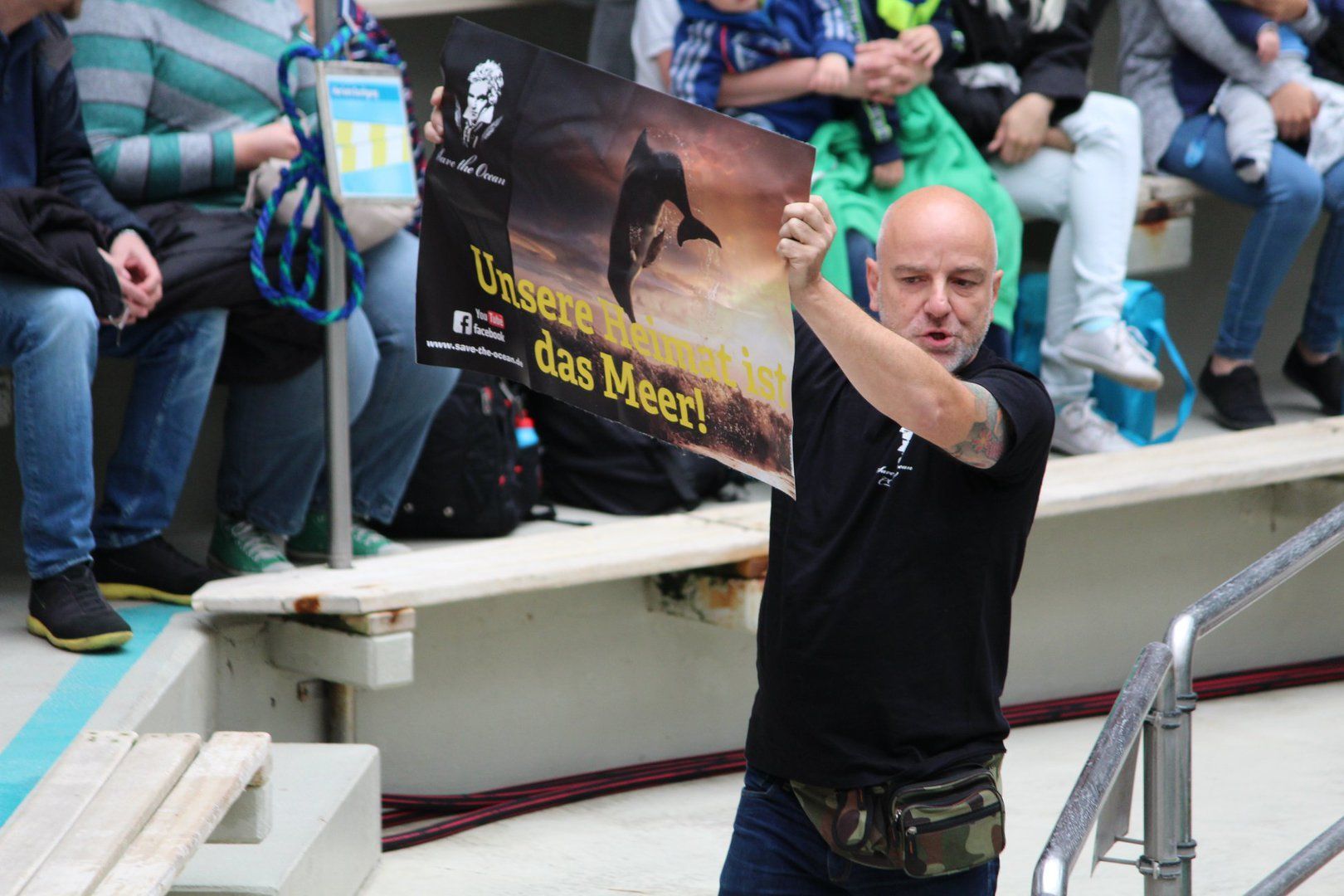 Save the Ocean, Jörn Kriebel, Delfinarium, Demo, Banner, Orca, Aktivisten,  Empty The Tanks,  Wale Gefangenschaft,  Blackfish, Zoo, Tierschutz, Duisburg Delfinarium,