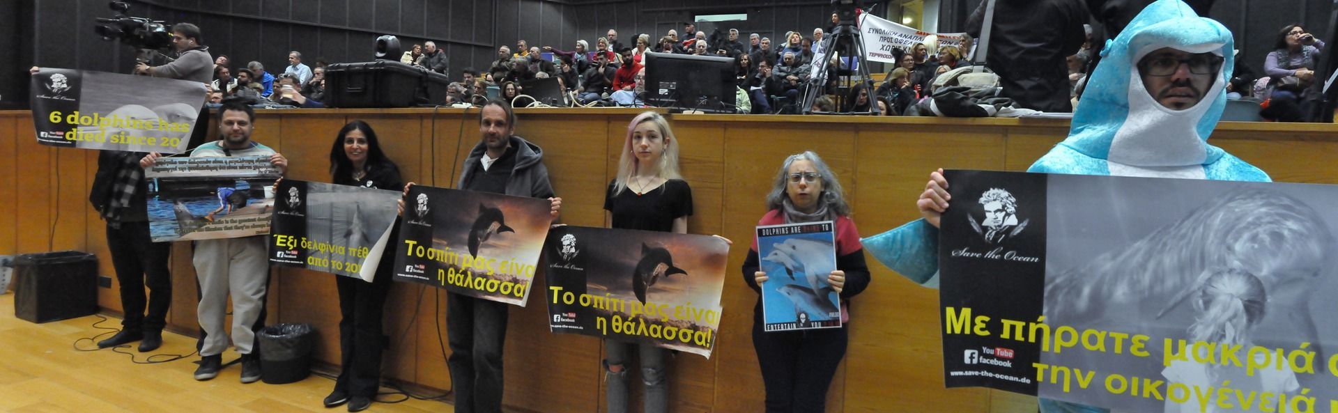 Save the Ocean, Jörn Kriebel, Delfinarium, Demo, Banner, Orca, Aktivisten,  Empty The Tanks,  Wale Gefangenschaft,  Blackfish, Attika Zoo, Griechenland, Griechenland Athen
