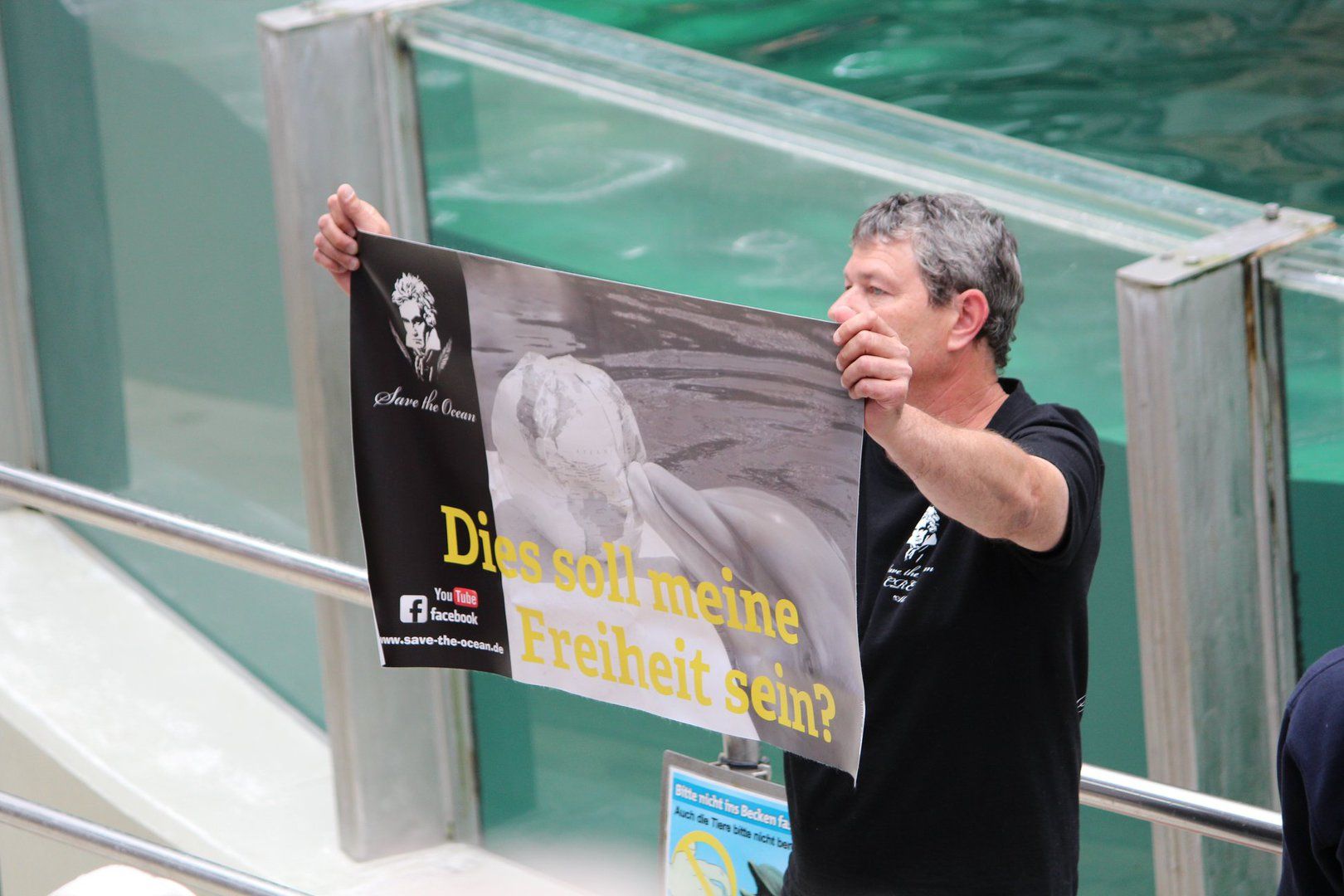 Save the Ocean, Jörn Kriebel, Delfinarium, Demo, Banner, Orca, Aktivisten,  Empty The Tanks,  Wale Gefangenschaft,  Blackfish, Zoo, Tierschutz, Duisburg Delfinarium,