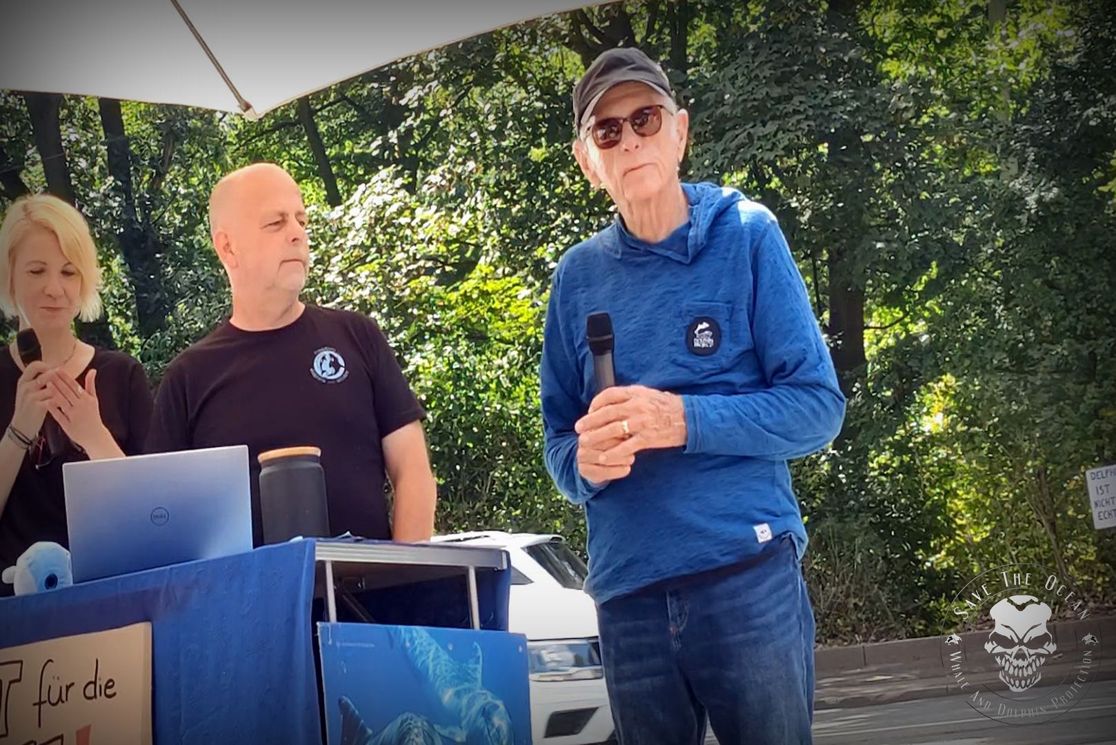 Save the Ocean, Jörn Kriebel, Delfinarium, Richard „Ric“ O'Barry, Demo, Banner, Orca, Aktivisten,  Empty The Tanks,  Wale Gefangenschaft,  Blackfish, Zoo, Tierschutz, Duisburg Delfinarium, Ric O'Barry