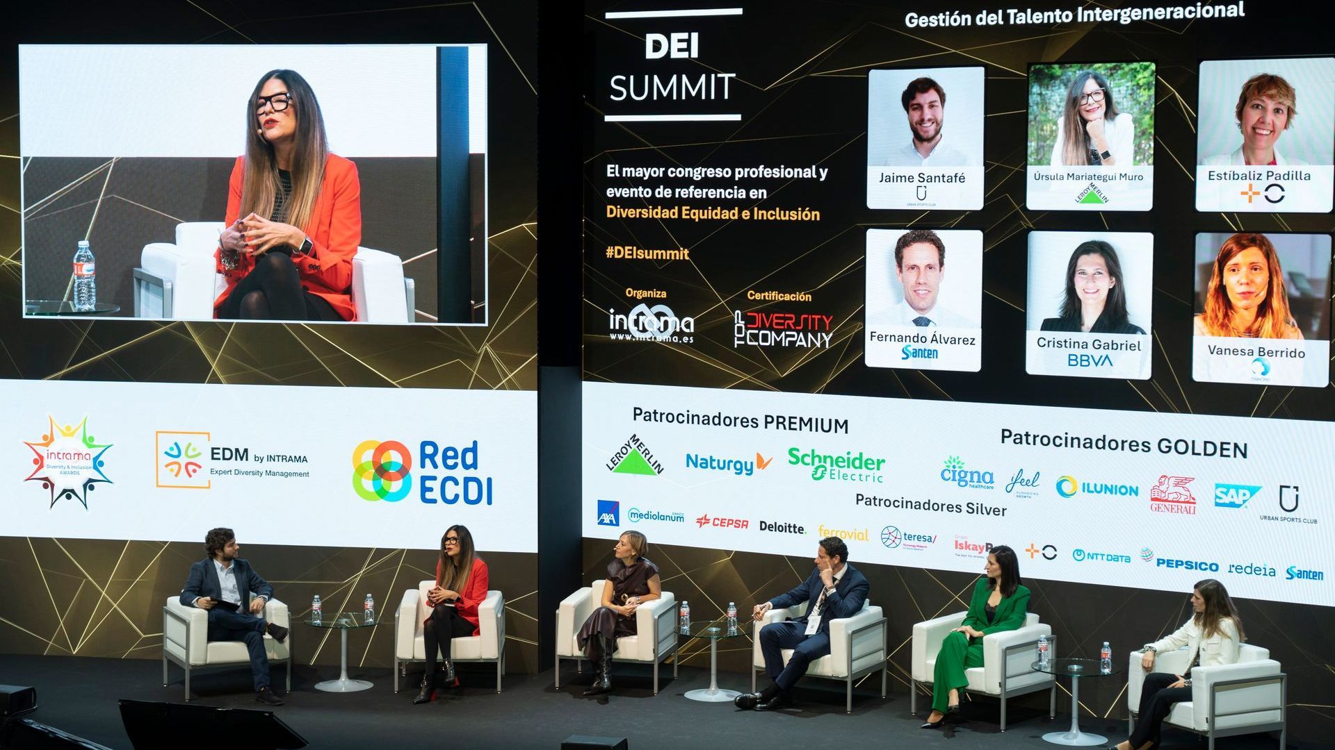 Mesa de debate con cinco personas en DEI Summit