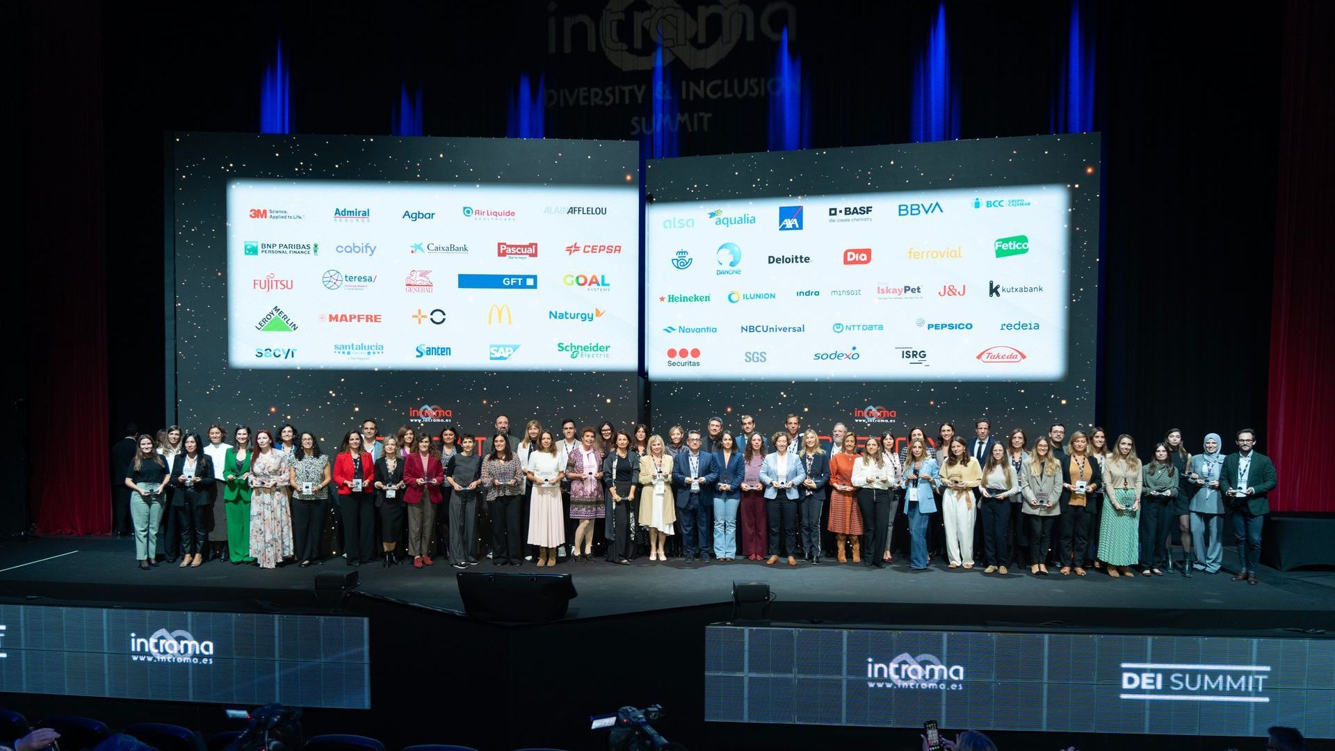 Foto de las 50 personas que recogen la Certificación TOP DIVERSITY COMPANY
