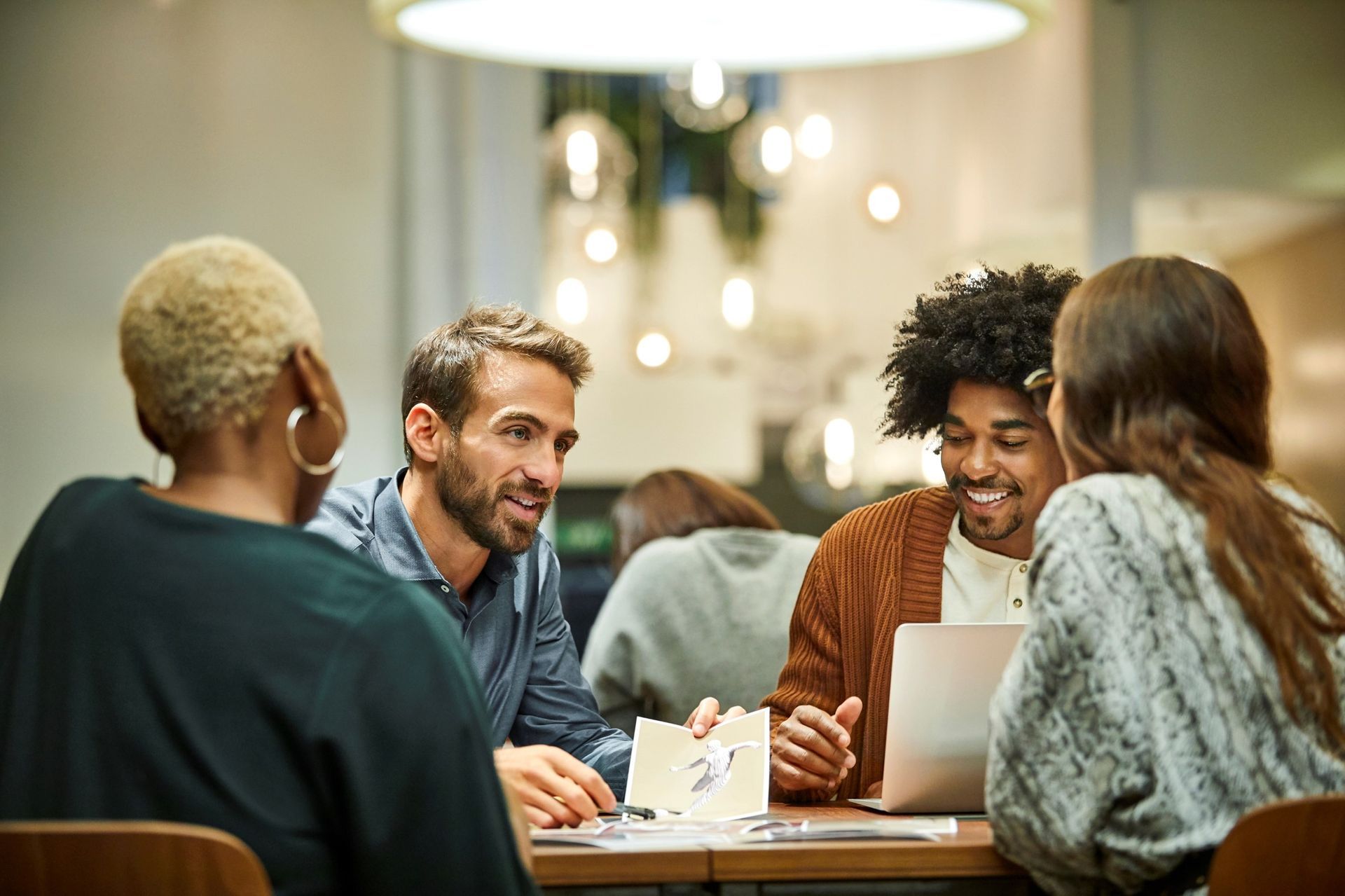 Grupo de personas jovenes trabajando y compartiendo ideas