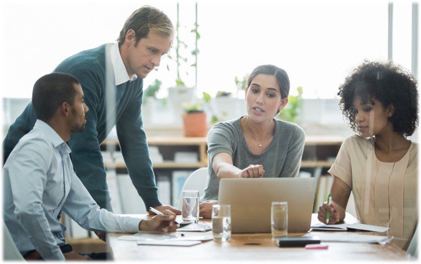 Grupo de cuatro personas preparando una estrategia de Diversidad