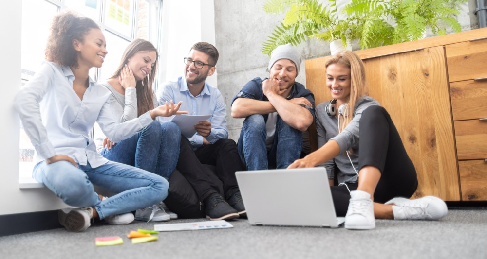 Grupo de personas sonriendo y compartiendo ideas