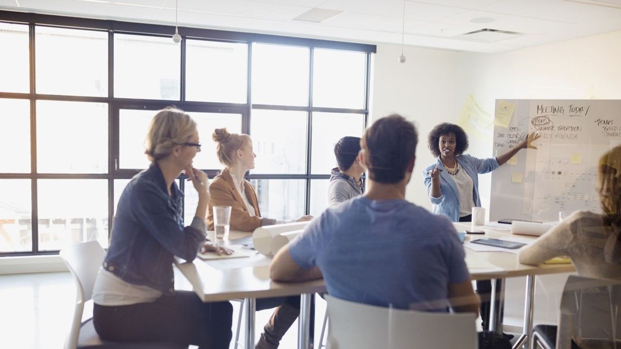 Por qué los programas DEI tradicionales son como regalar flores de plástico