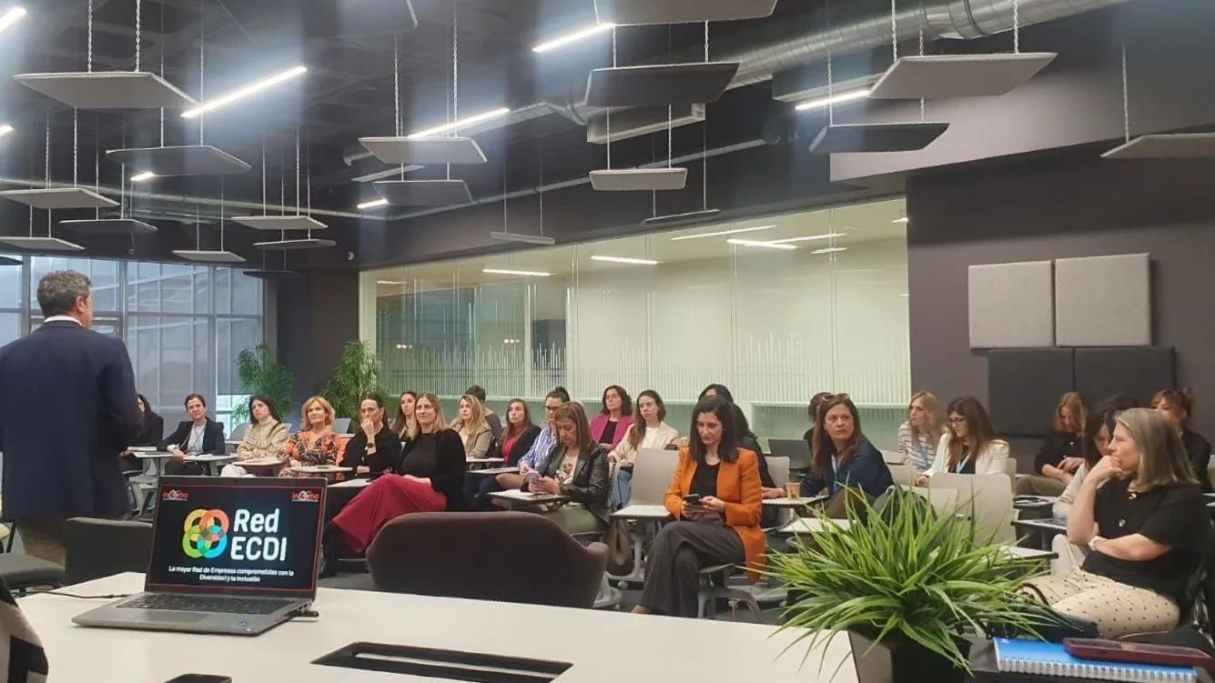 Vicente Marcos, Drector de INTRAMA, hablando para la audiencia
