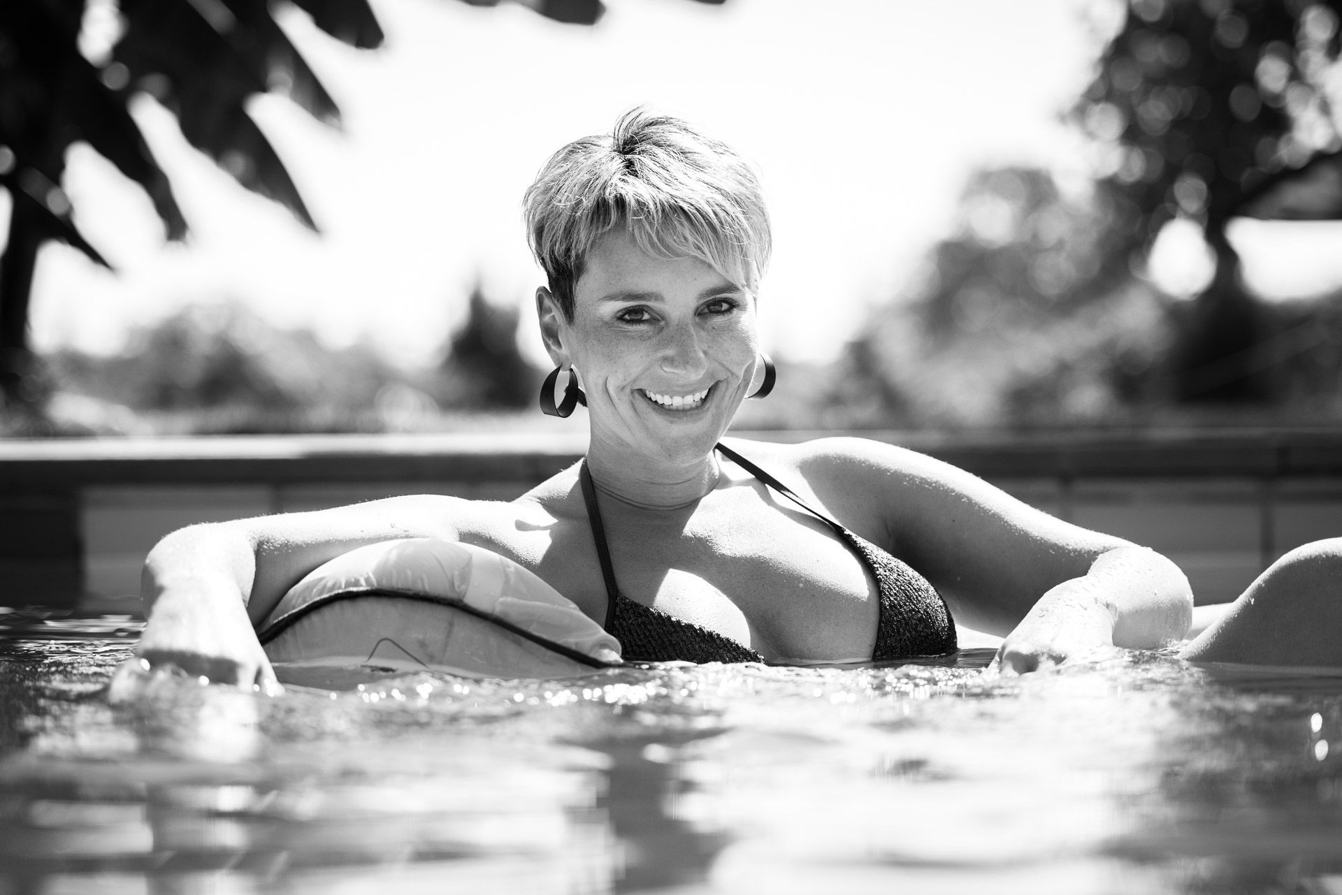 Frau im Wasser im Bikini?