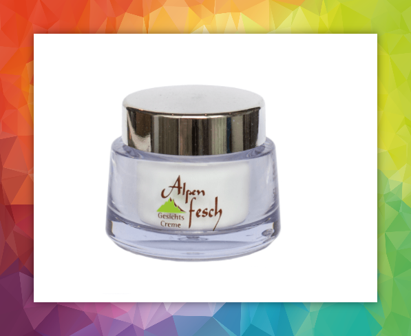 Alpenfesch Gesichtscreme Reicos einmalige Gesichtspflege kombiniert die natürlichen Wirkstoffe aus den Samen des Bockshornklees, der Sonnenblume, des Jojobaöls und der Shea Butter. Sie sind ein natürlicher Sonnenschutz, schützen die Haut vor oxidativem Stress und beugen aktiv der Hautalterung vor. Die enthaltende Hyaluronsäure und das Q10 mildern erste Fältchen und sorgen für ein sichtbar jüngeres Hautbild. Auch sensible Haut wird beruhigt und intensiv gepflegt. Die wertvollen Wirkstoffe bewahren die Haut vor Feuchtigkeitsverlust und sorgen für ein glattes und geschmeidiges Hautgefühl. Das natürlich enthaltende Vitamin E wirkt entzündungshemmend. Anwendung: Nach der Reinigung am Morgen auf Gesicht, Hals und Dekolleté auftragen und leicht einmassieren.