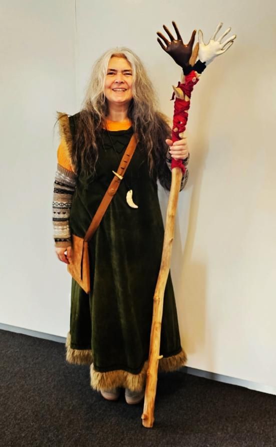 Die weisse Büffelfrau, im keltischen Gewand, mit Zauberstab und magischen Amulett. Frau mit langem Haar. Langes grünes Gewand. Magisch, mystisch, spirituell