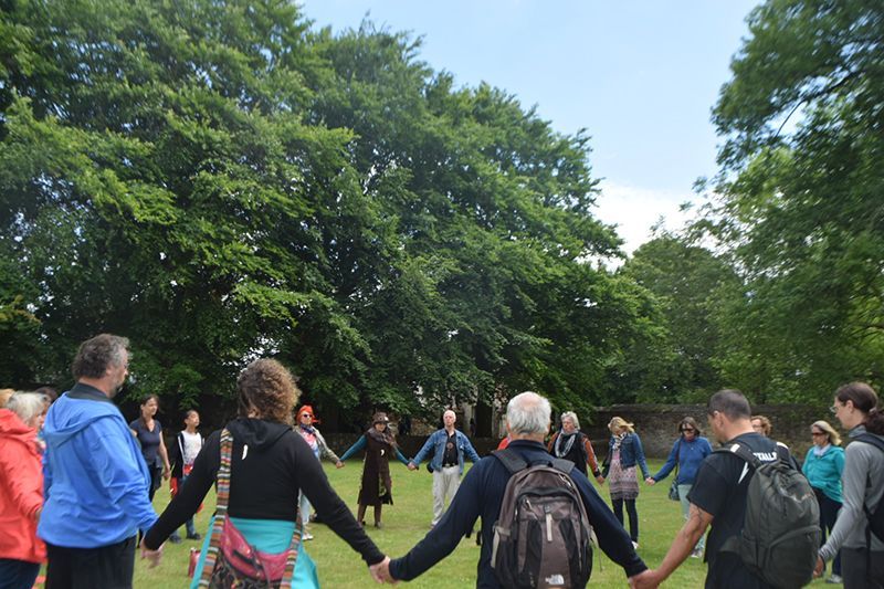 Große Gruppe, Menschenkreis: Reisegruppe, Aufstellungsarbeit, Zeremonie, Gebet, Heilkreis