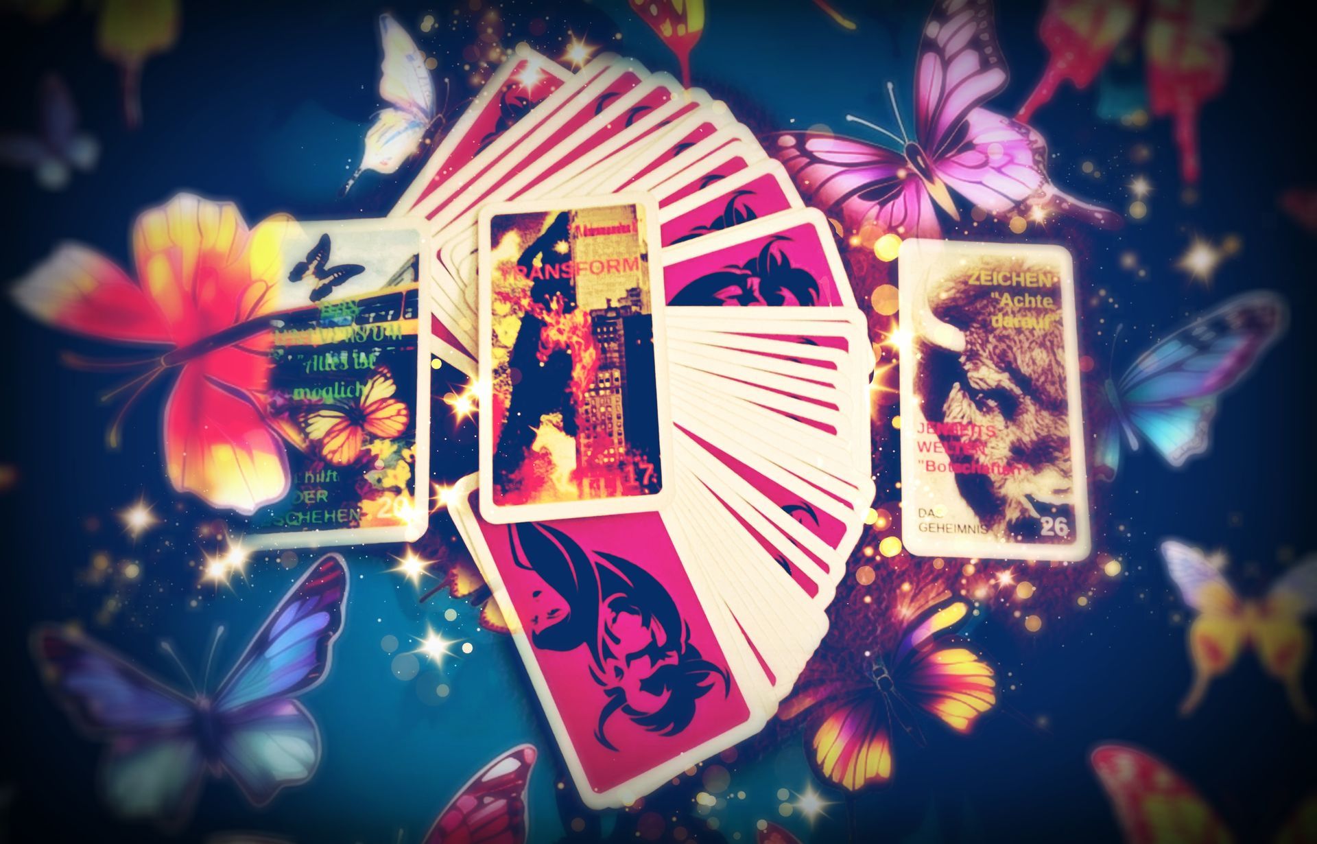 Magisches Kartenbild mit Schmetterlingen, um einen Kartenfächer herum. 3 Karten sind aufgedeckt, die anderen verdeckt. Bunte Farben.