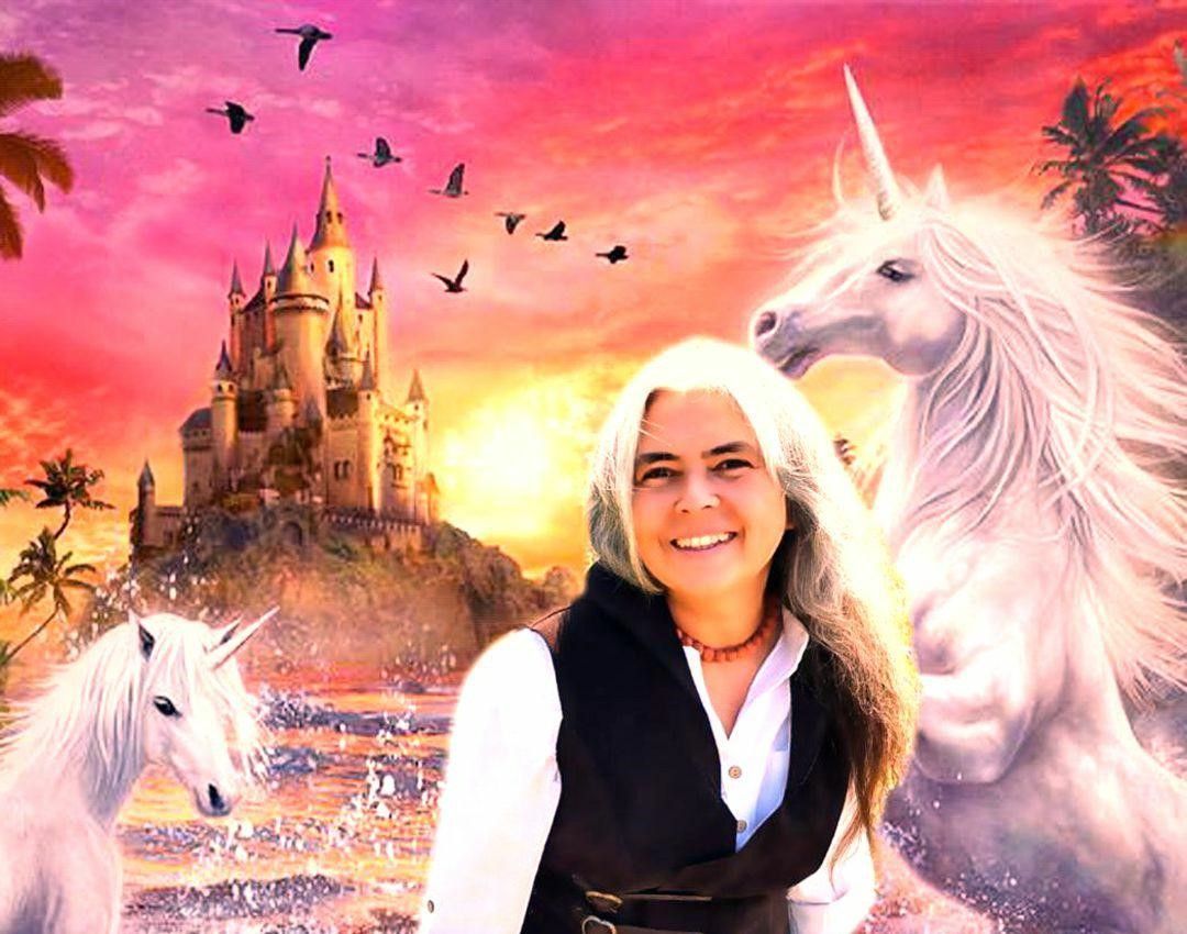 Einhörner, Einhorn links und rechts, Die weisse Büffelfrau, im Sonnenuntergang, im Hintergrund mit einem Schloss.