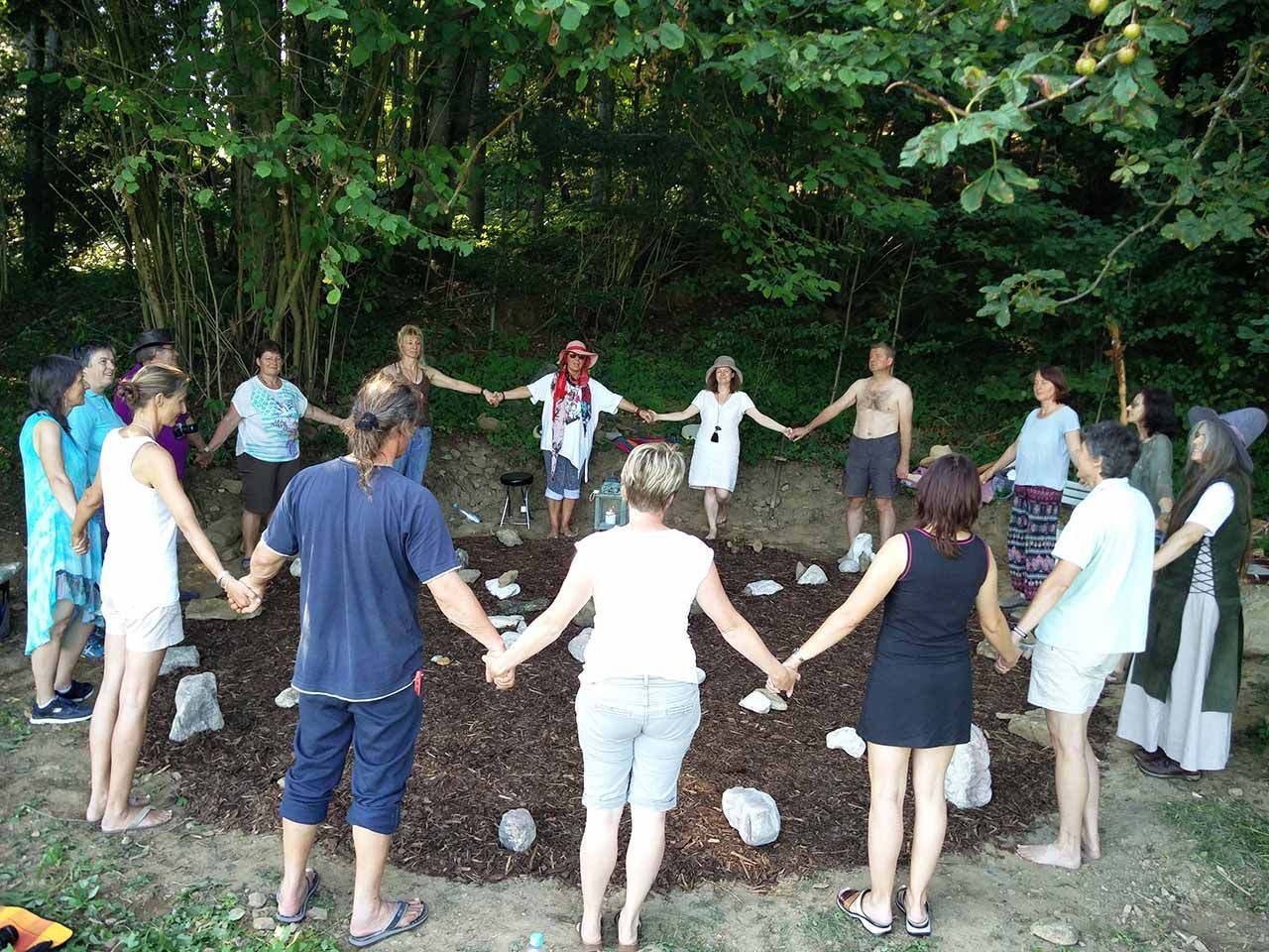 Heilkreis, Medizinrad, Menschen die im Kreis stehen und sich an den Händen halten.