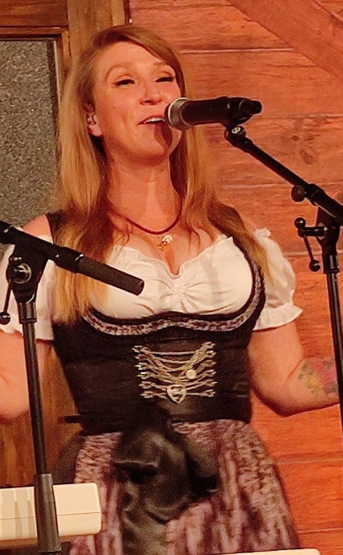 Katharina Haase als Unterhaltungssängerin live in Berlin