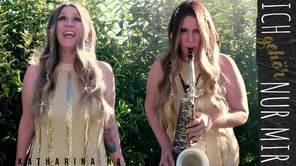 Katharina Haase als singt und spielt Saxophon