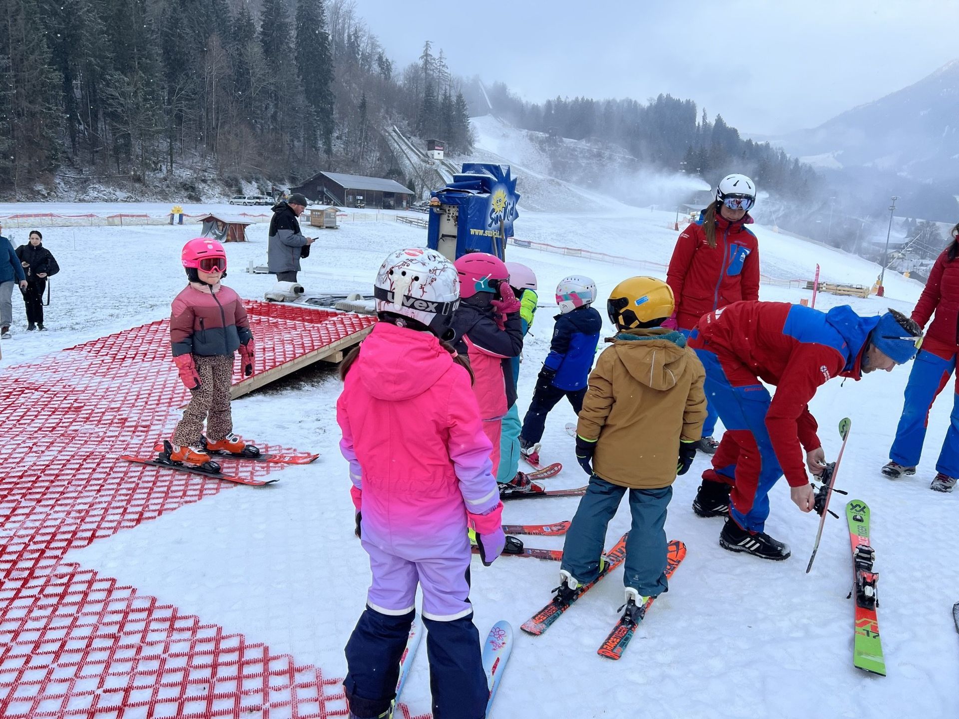 Kinderski , Skischule, dry ski slope, mattenskifahren - skitax world