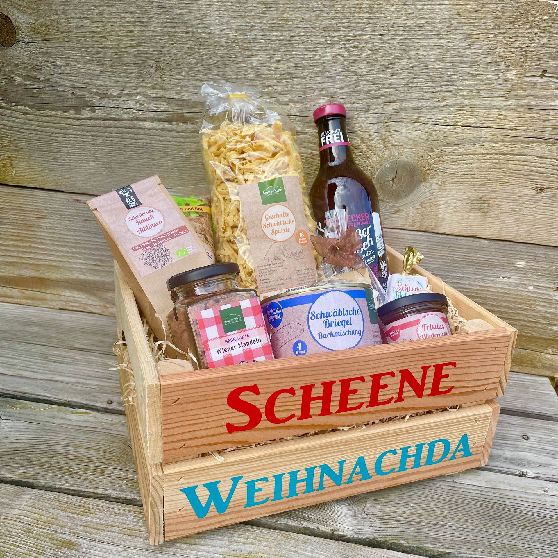 Holzkiste mit Aufdruck „Scheene Weihnachda“ oder individuellem Aufdruck.
Heißer Hirsch Glühwein oder Kinderpunsch
Geschabte Spätzle
Alblinsen geräuchert
Gebrannte Mandeln
Briegel-Backmischung
Friedas-Wintergsälz
Marzipanmaultäschle mit Nougatfüllung
Nougat-Schoklädle