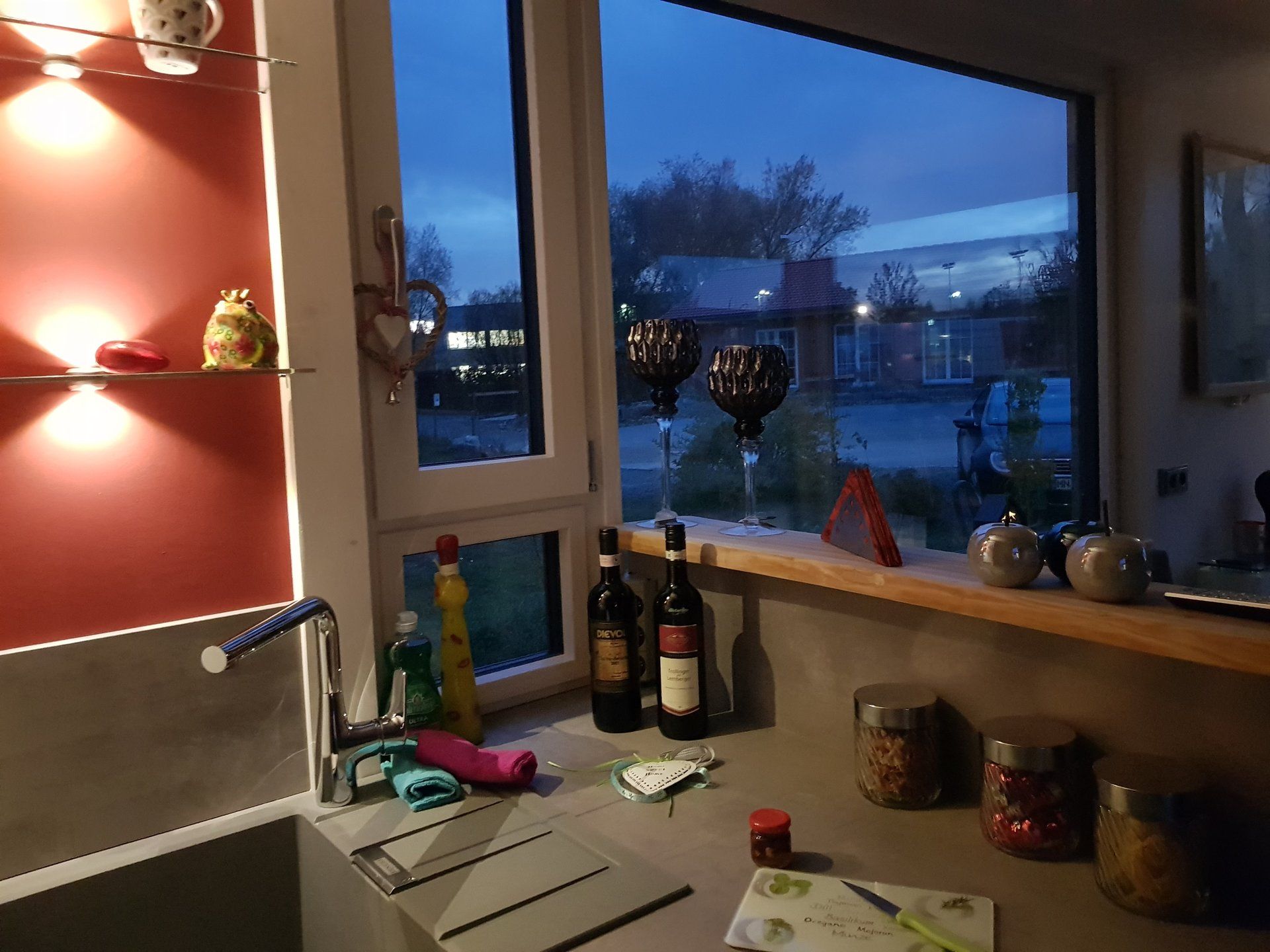 Neben den Küchengeräten findet sich auch Stauraum und Platz für Dekoration.