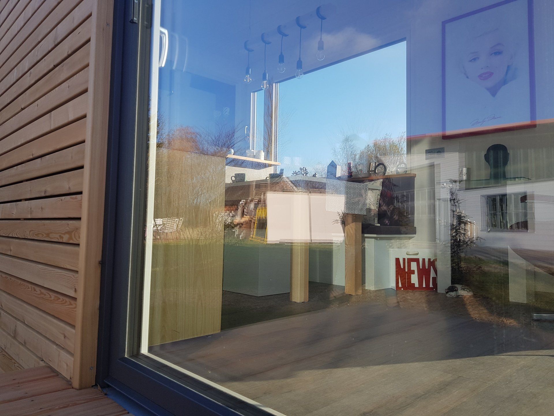 Ein Blick in den QUBE durch die große Holz-Aluminium Terassentüre.