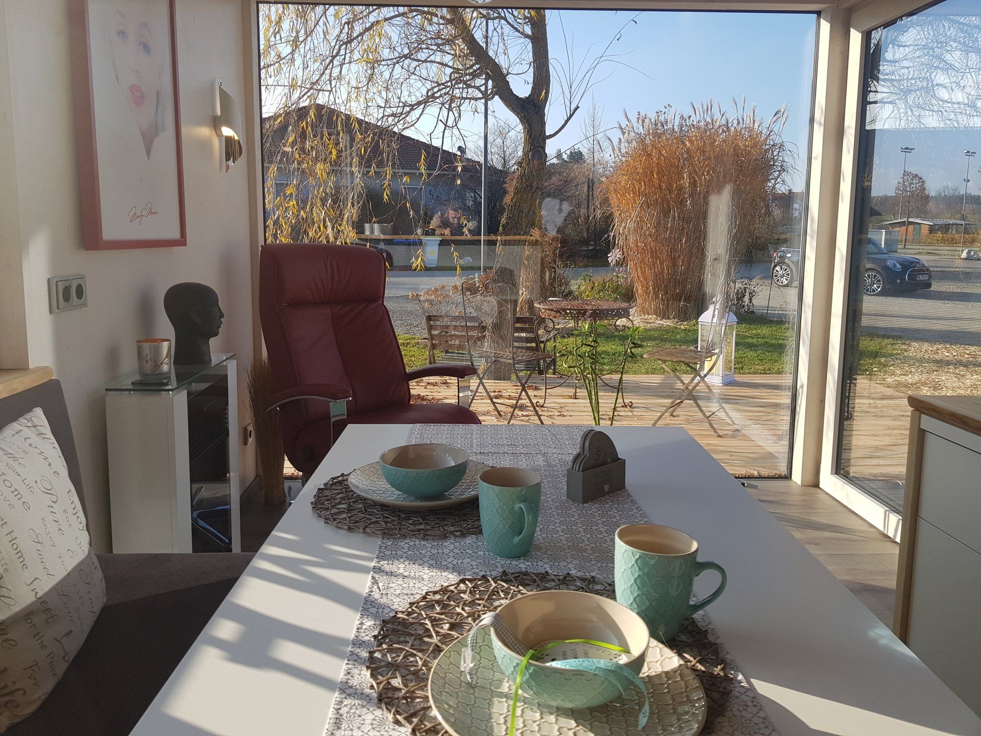 Der Ess- und anschließender Wohnbereich mit Relax-Sessel