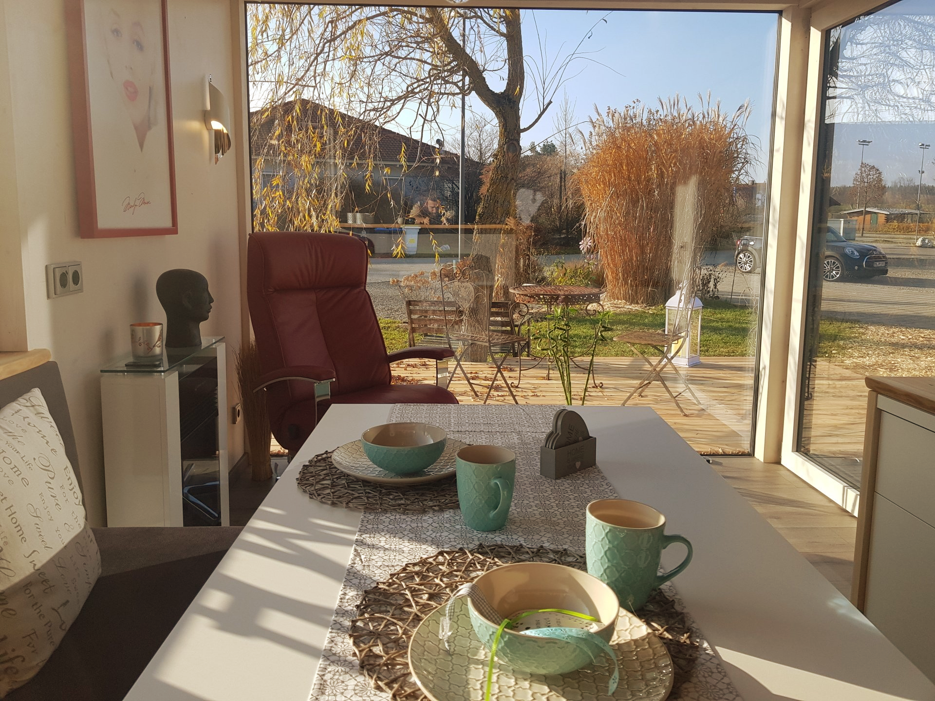 Der Ess- und Wohnbereich des QUBE.