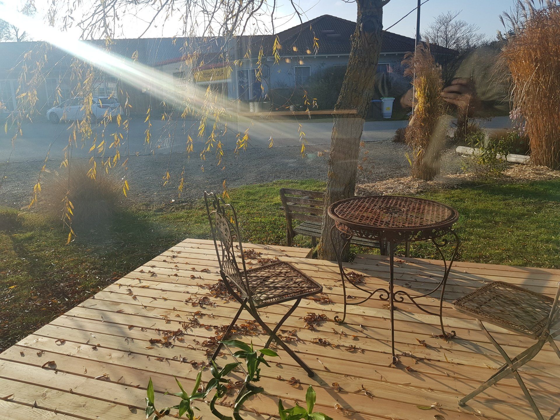 Die großflächige Terasse