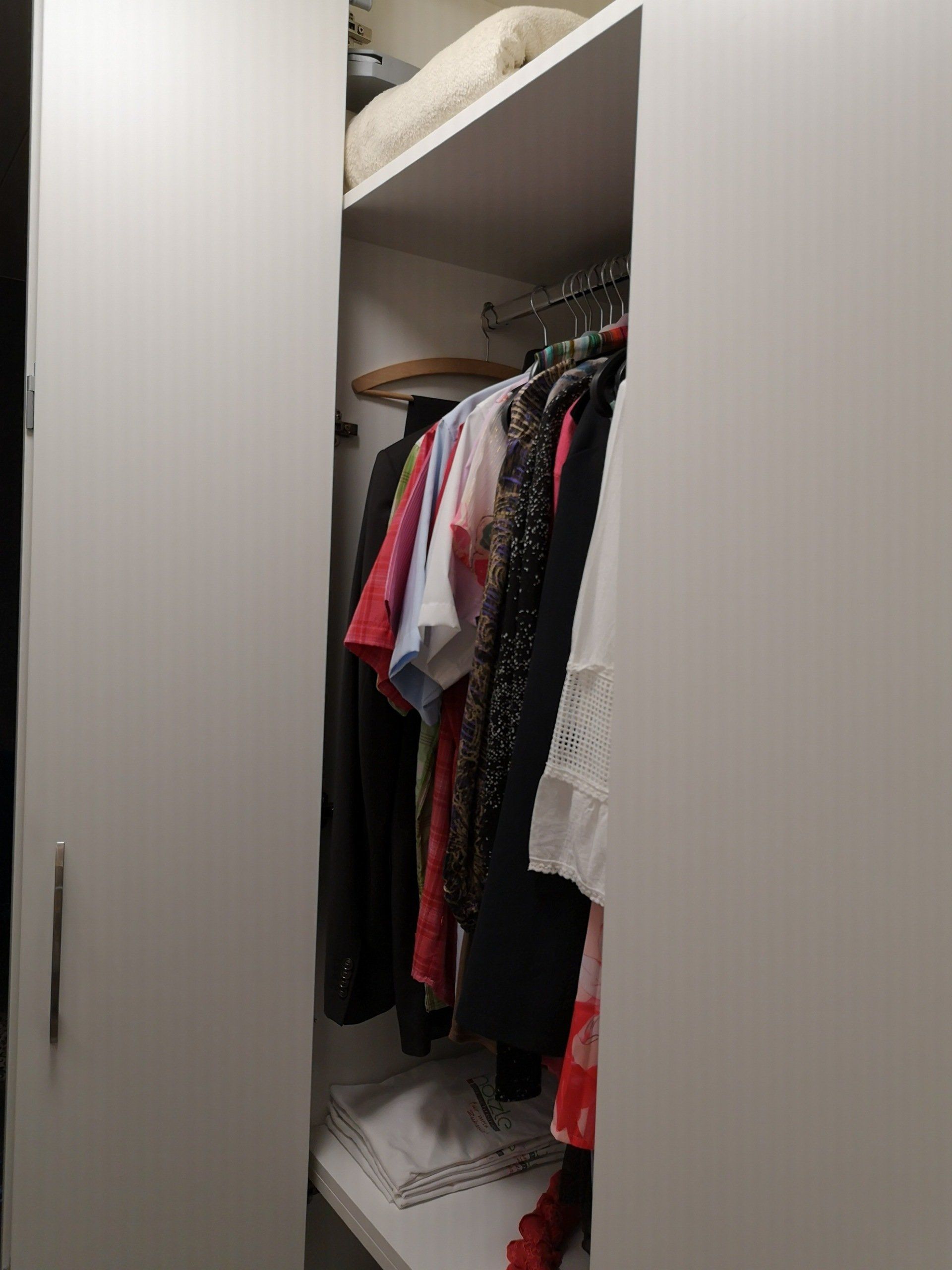 Ein Blick in den Kleiderschrank des QUBEs. Genügend Platz und Stauraum.