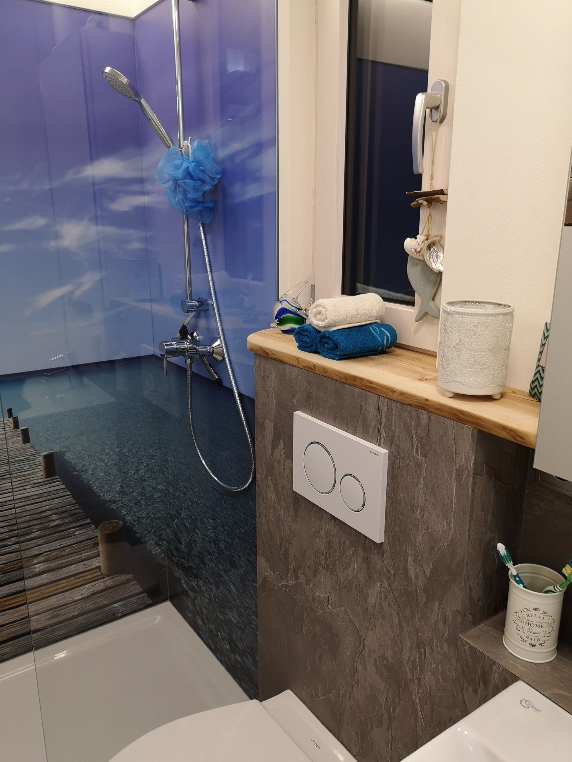 Das Bad bietet jeden Komfort. die Dusche ist 1,20 m breit.