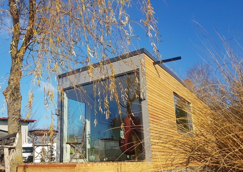 Die Frontansicht des QUBE. Das Panoramafenster weitet den Raum und lässt maximal Licht ein.