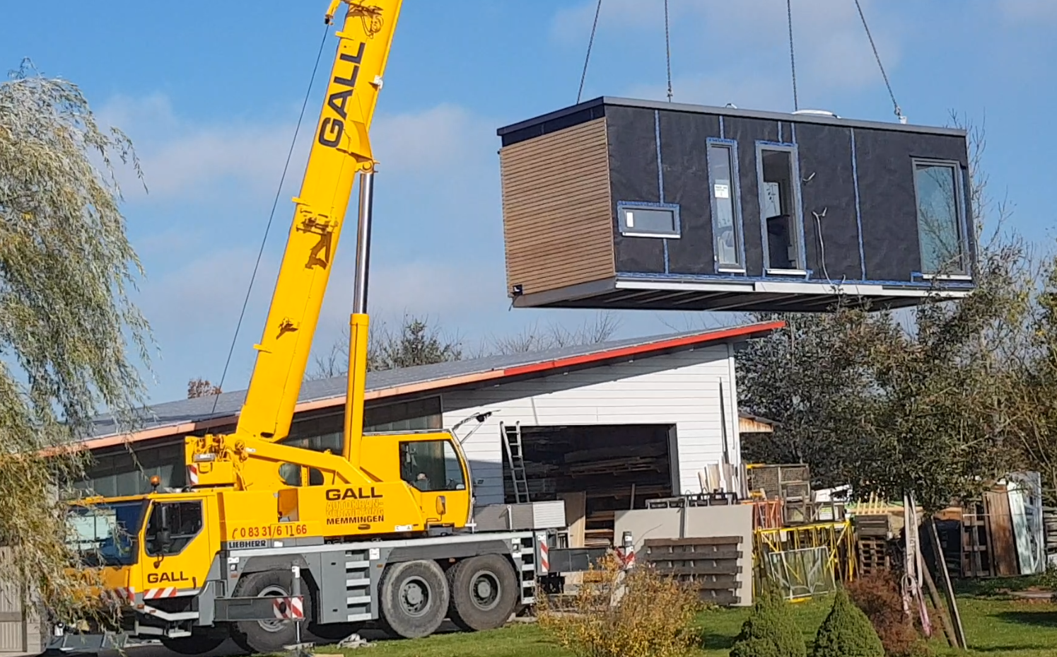 Mit einem Kran wird der QUBE in Position gebracht. Mit einem Kran wird der QUBE in Position gebracht.