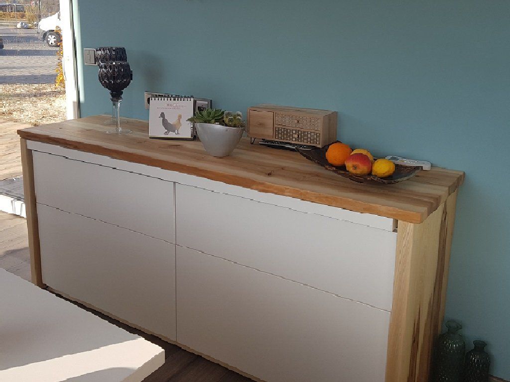 Ein Sideboard, das durch Auszug einer versteckten schwenkbaren Platte zum Schreibtisch wird. Ein Verwandlucgsmöbel des QUBE.