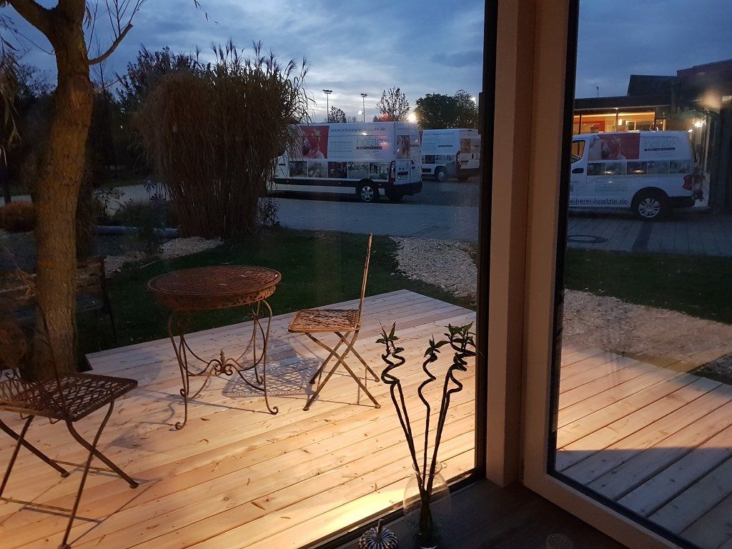 Blick auf die Terasse am Abend.