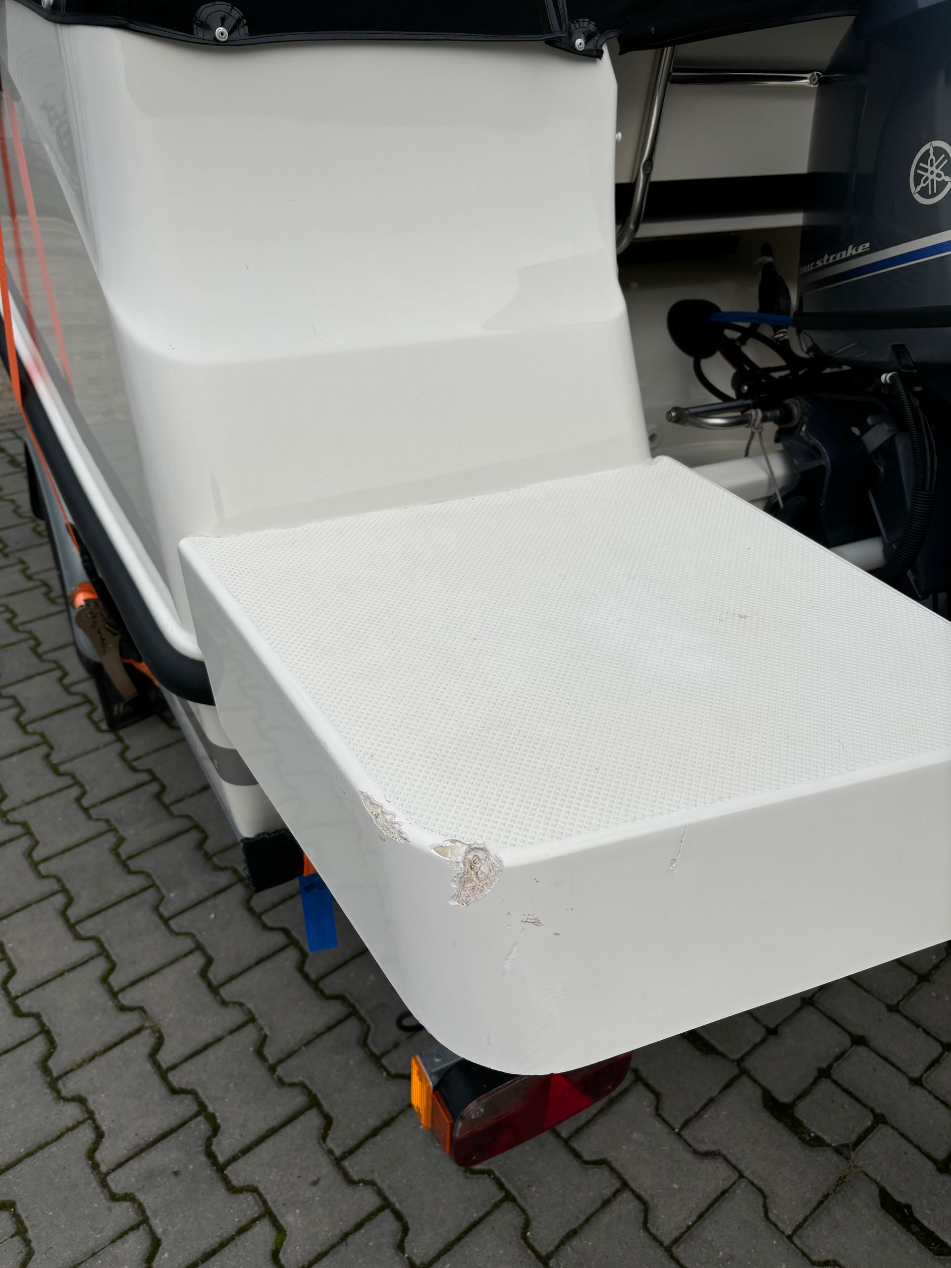 Beschädigte Badeplattform einer Quicksilver, GFK Schaden und abstehende Glasfasern nach einer Kollision.