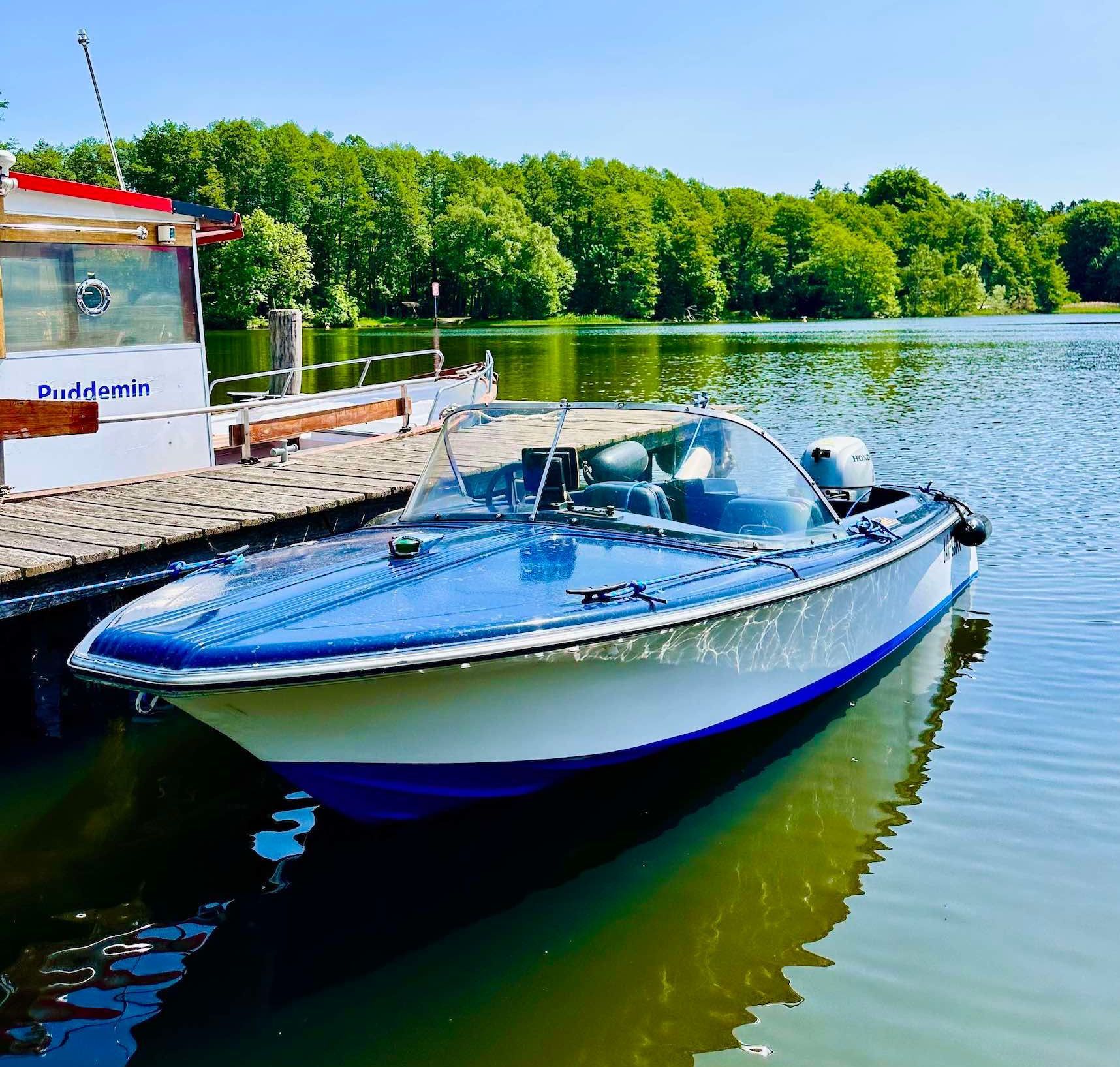 foto@sabrina_dickerson kleines Sportboot am Steg blau weiß Bootsverleih Fürstenberg