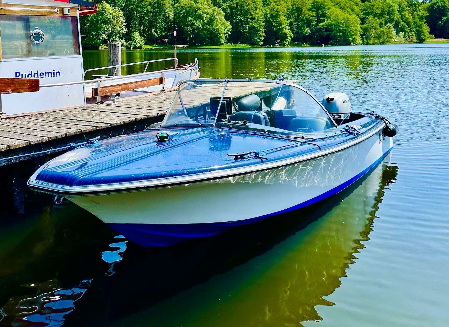 15 PS Sportboot fuehrerscheinfrei auf See bei Sonnenuntergang