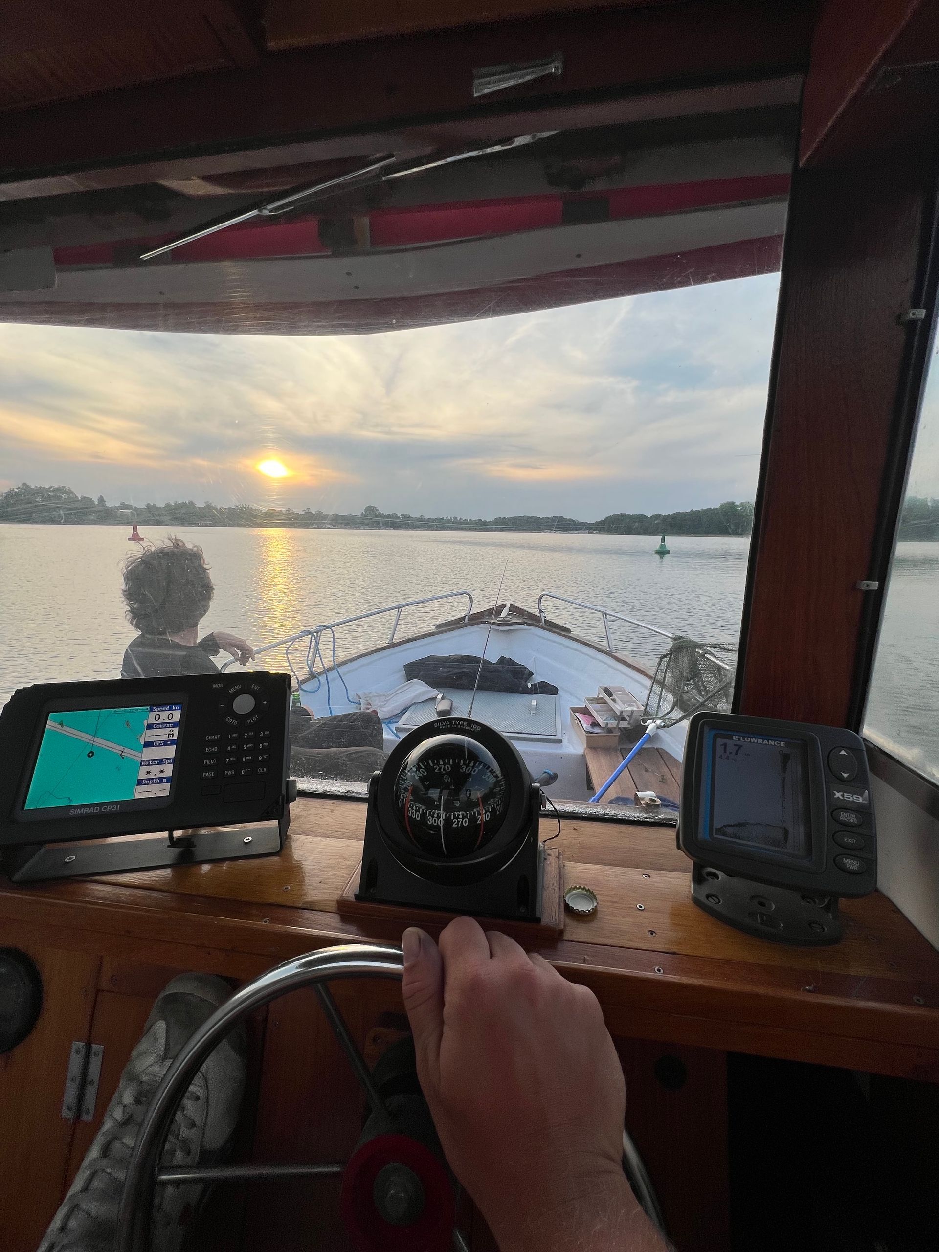 Boot Fahrerhäuschen Hand am Ruder Instrumente