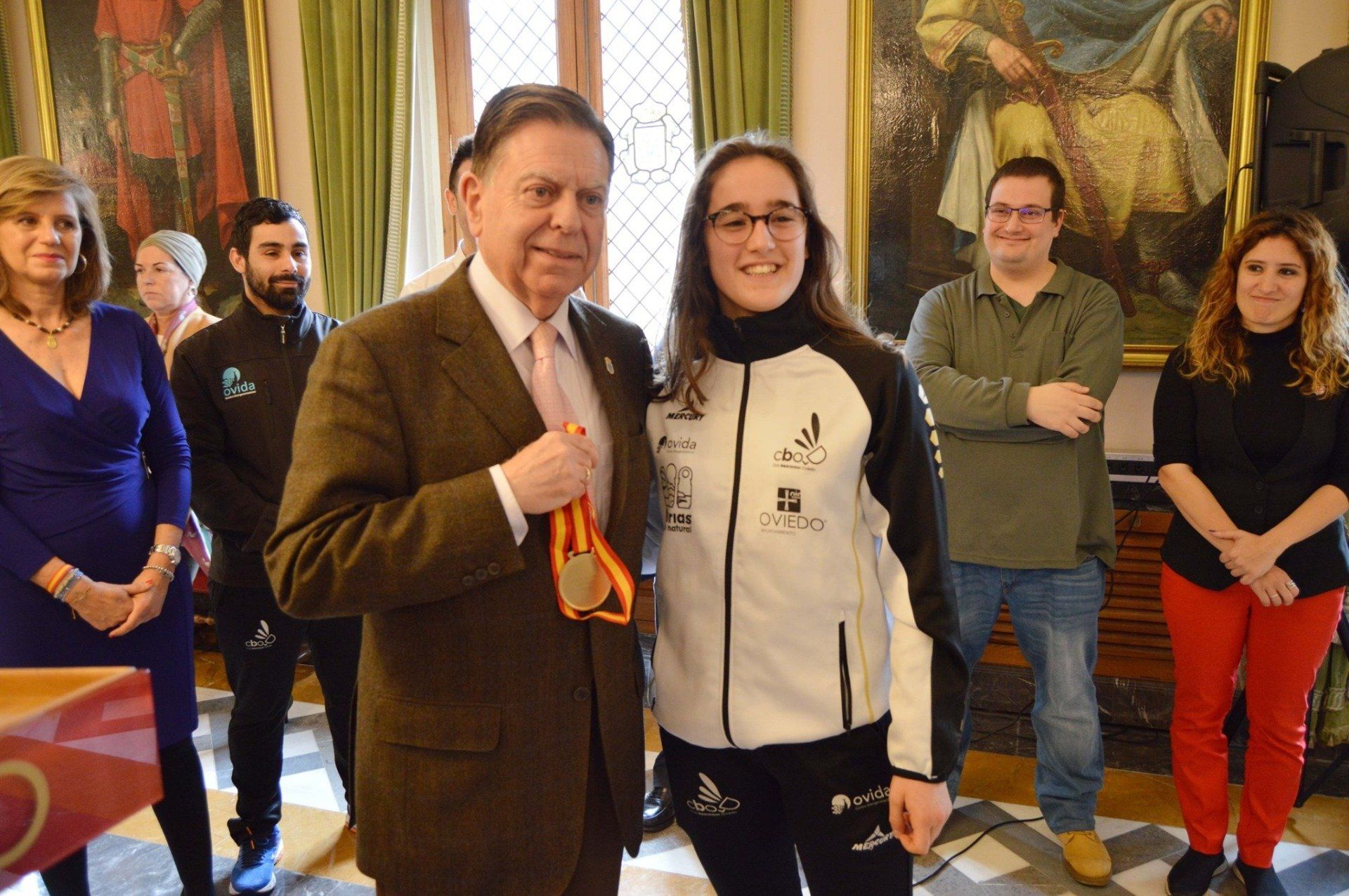 Entrega de replica de la medalla de Campeones de Liga