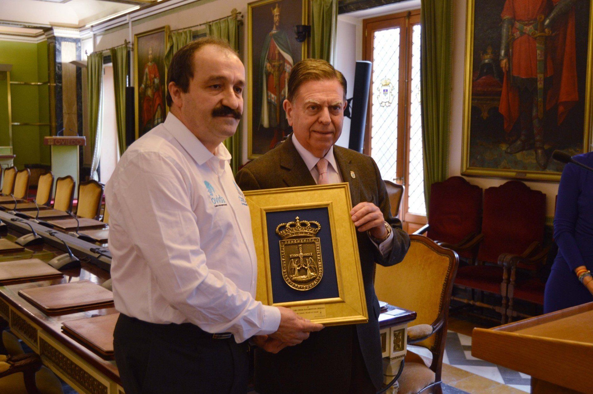 Entrega del Alcalde del Escudo de la Ciudad de Oviedo