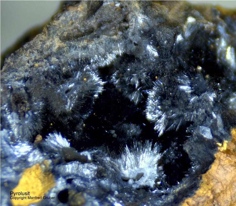 Hessen Mineralien Adorf Bergkristall Pyrolusit